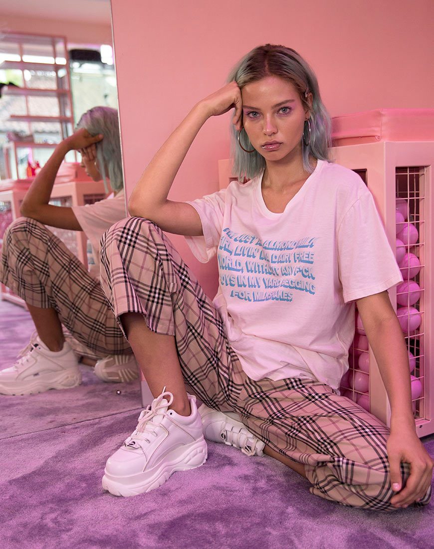 Immagine della t-shirt oversize basic in rosa tenue con testo Almond Milk Girl X Top Girl