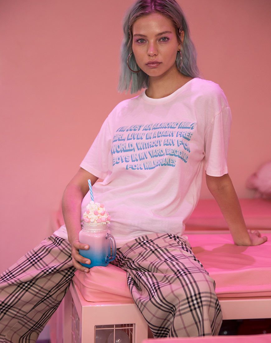 Immagine della t-shirt oversize basic in rosa tenue con testo Almond Milk Girl X Top Girl