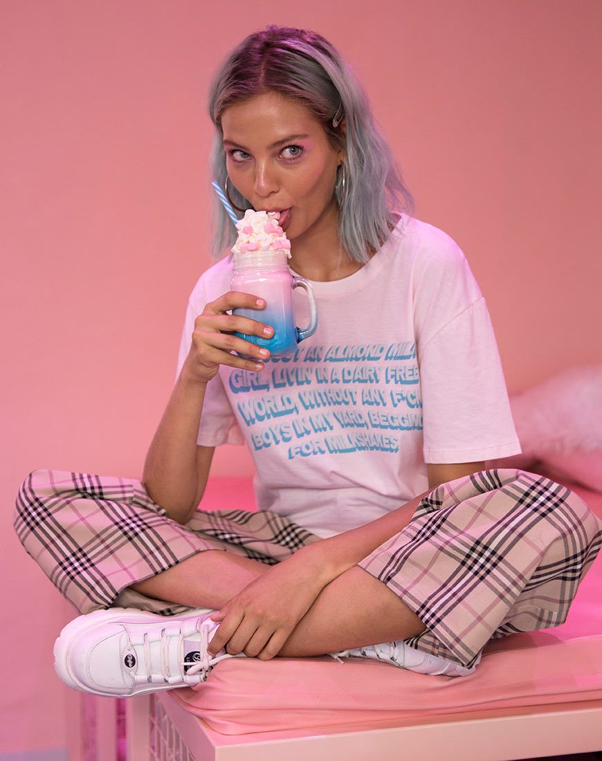 Immagine della t-shirt oversize basic in rosa tenue con testo Almond Milk Girl X Top Girl