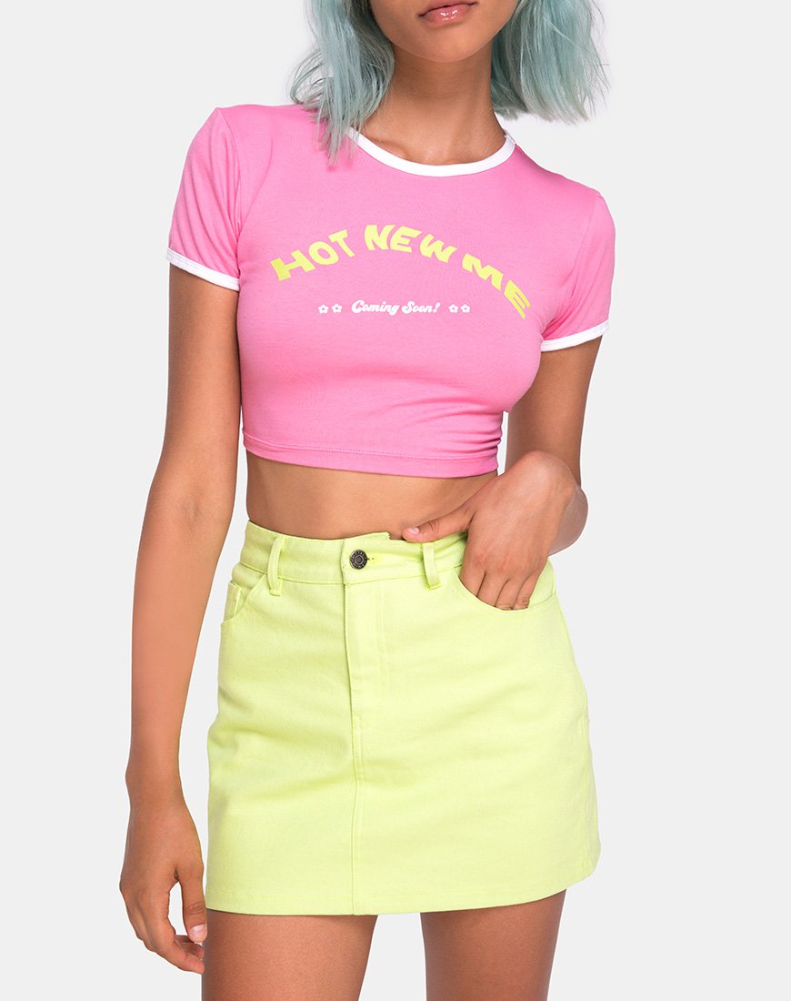 Immagine di Mandita Crop Top in rosa brillante con testo Hot New Me X Top Ragazza