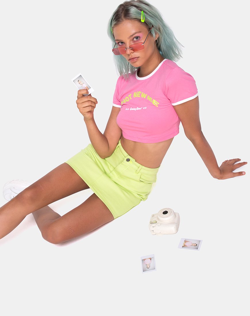 Mandita Crop Top in rosa brillante con testo Hot New Me X Top Girl