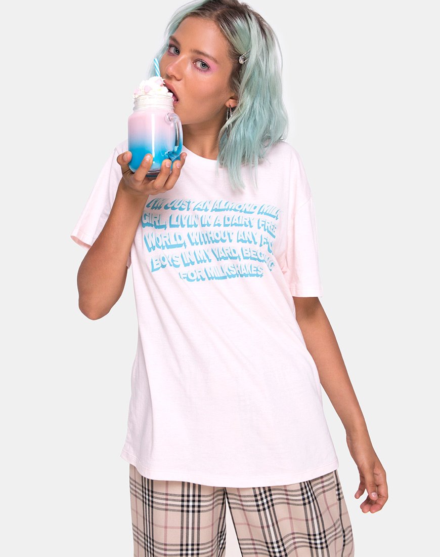 Immagine della t-shirt oversize basic in rosa tenue con testo Almond Milk Girl X Top Girl