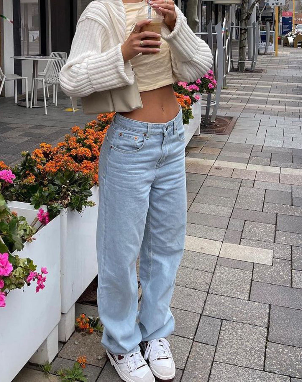 Jeans paralleli a vita bassa con lavaggio extra chiaro blu