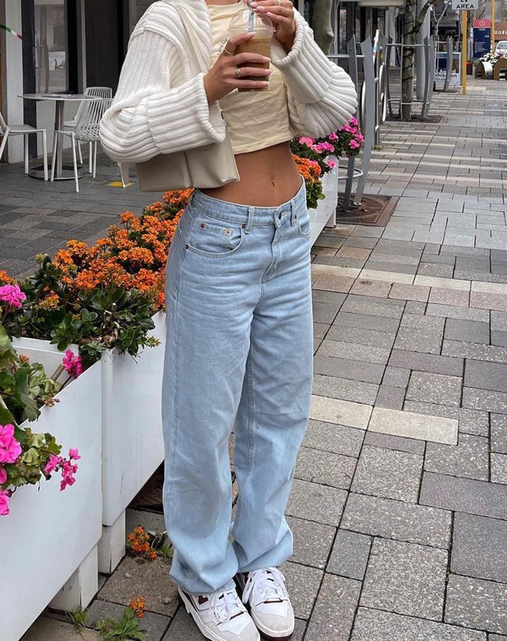 immagine di Jeans paralleli a vita bassa in lavaggio chiaro blu
