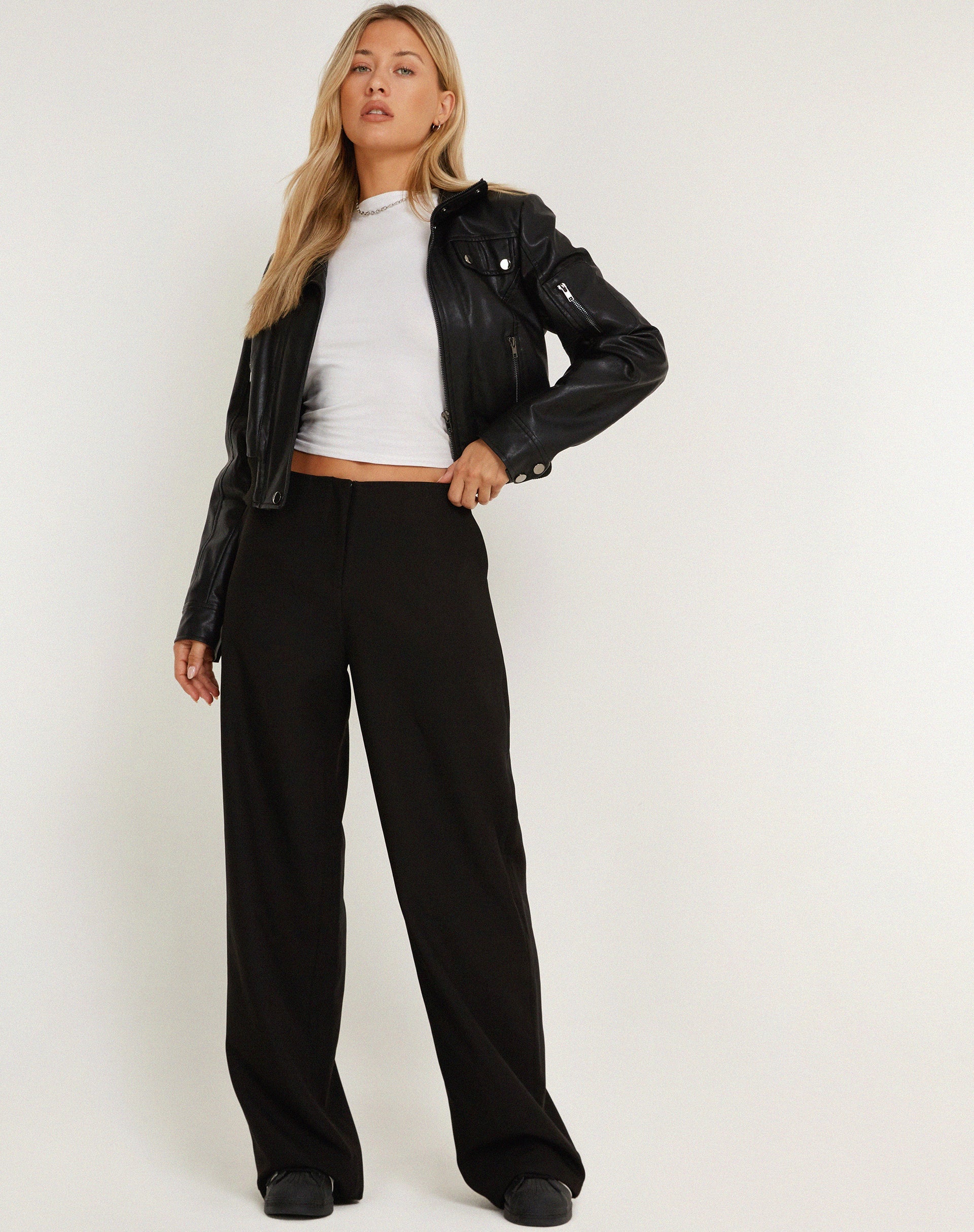 immagine di Pantalone Amadi in nero sartoriale
