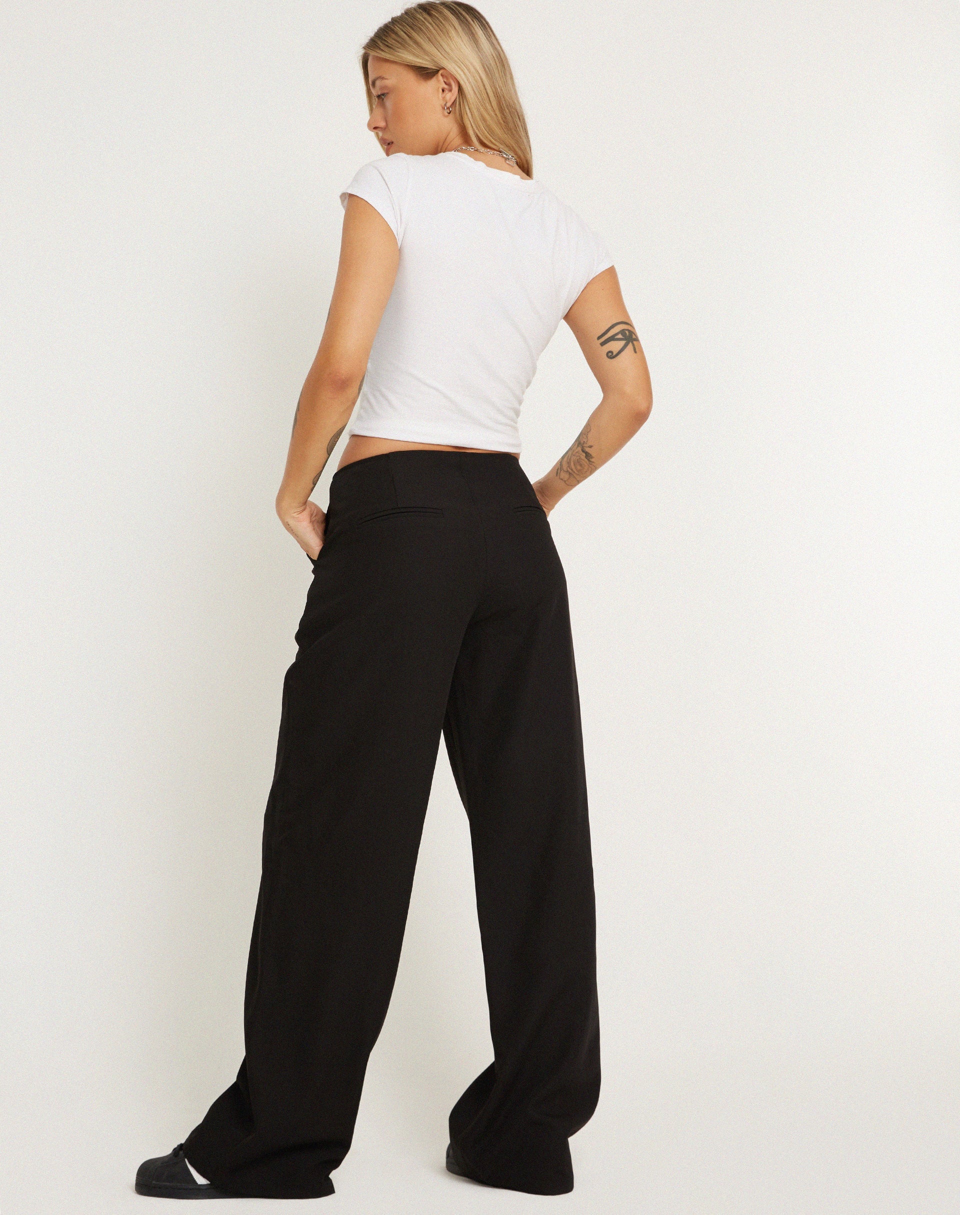 immagine di Pantalone Amadi in nero sartoriale
