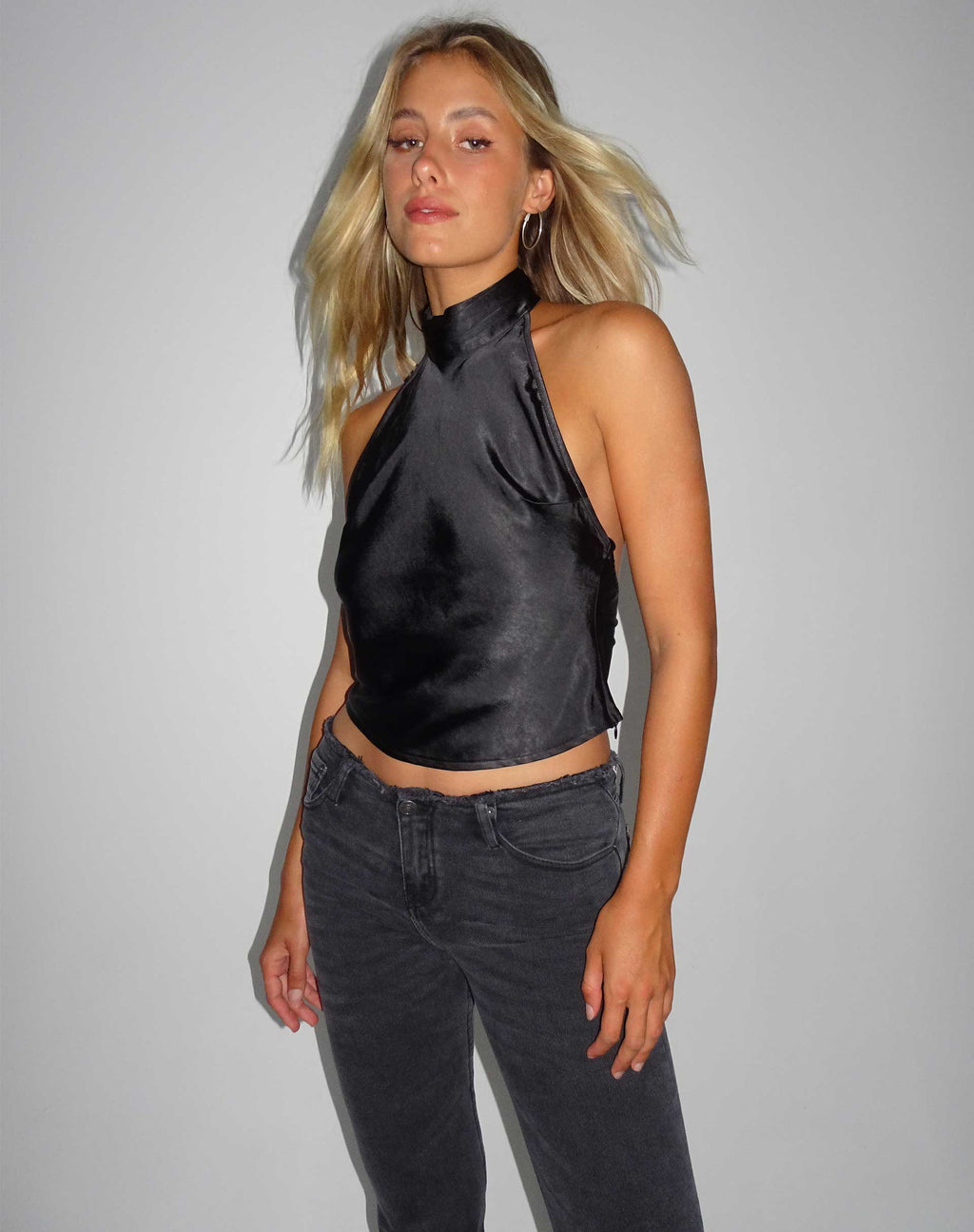 Top Ataina in nero satinato