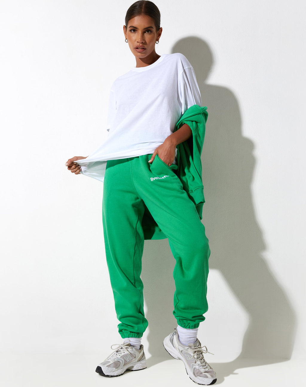 Basta Jogger in verde divertente con ricamo 'Live Better'.