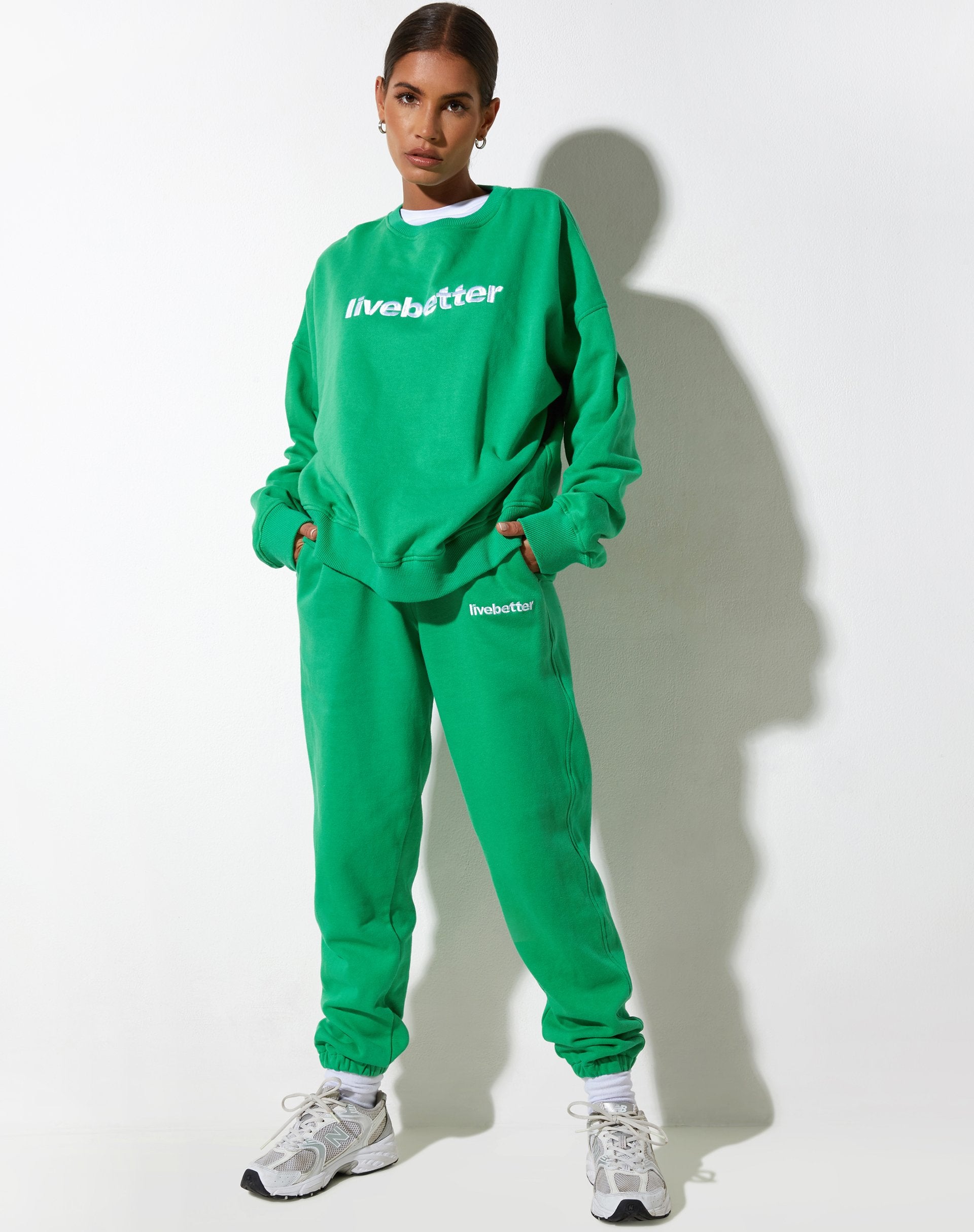 immagine della felpa Ted in Fun Green con ricamo "Live Better