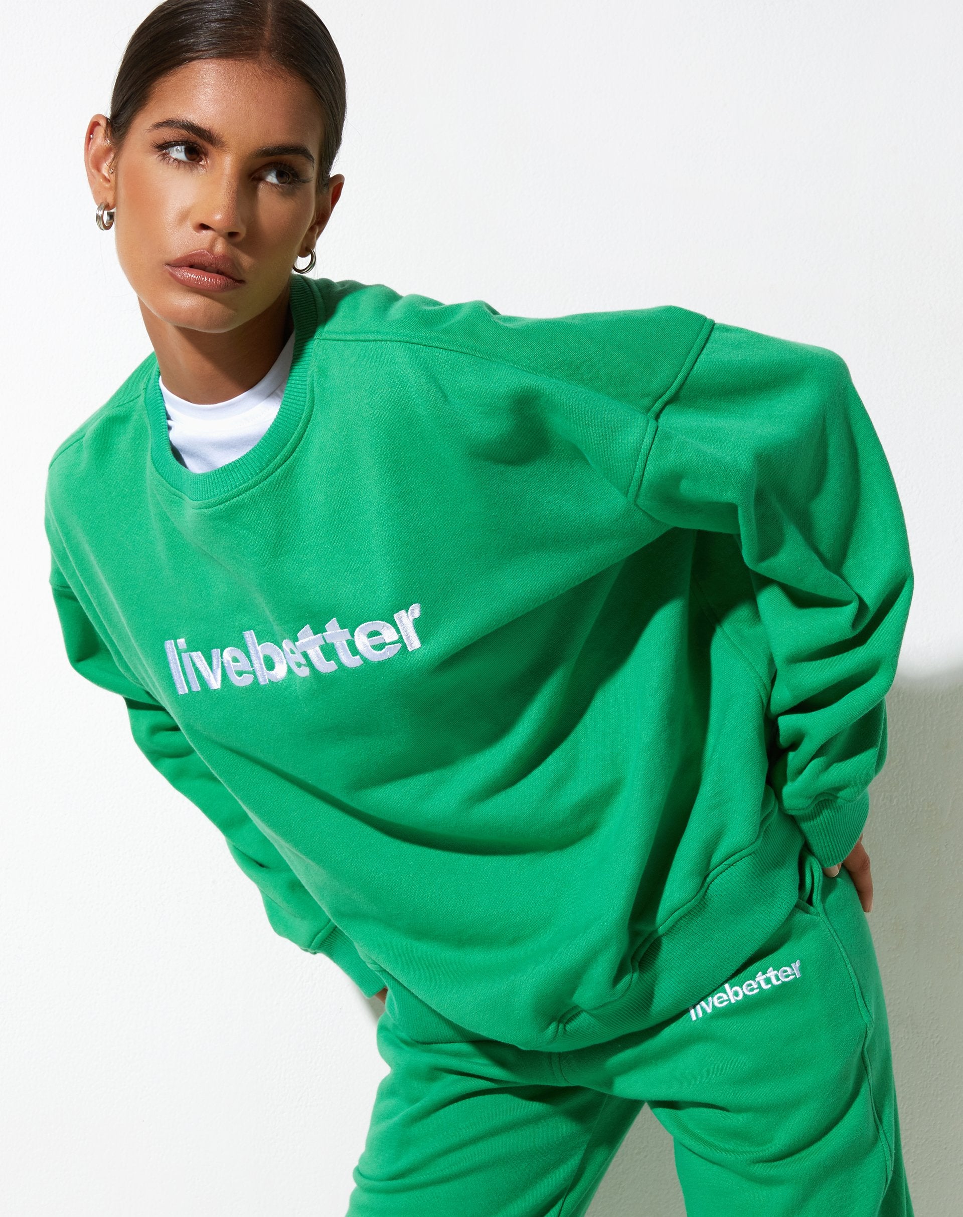 immagine della felpa Ted in Fun Green con ricamo "Live Better