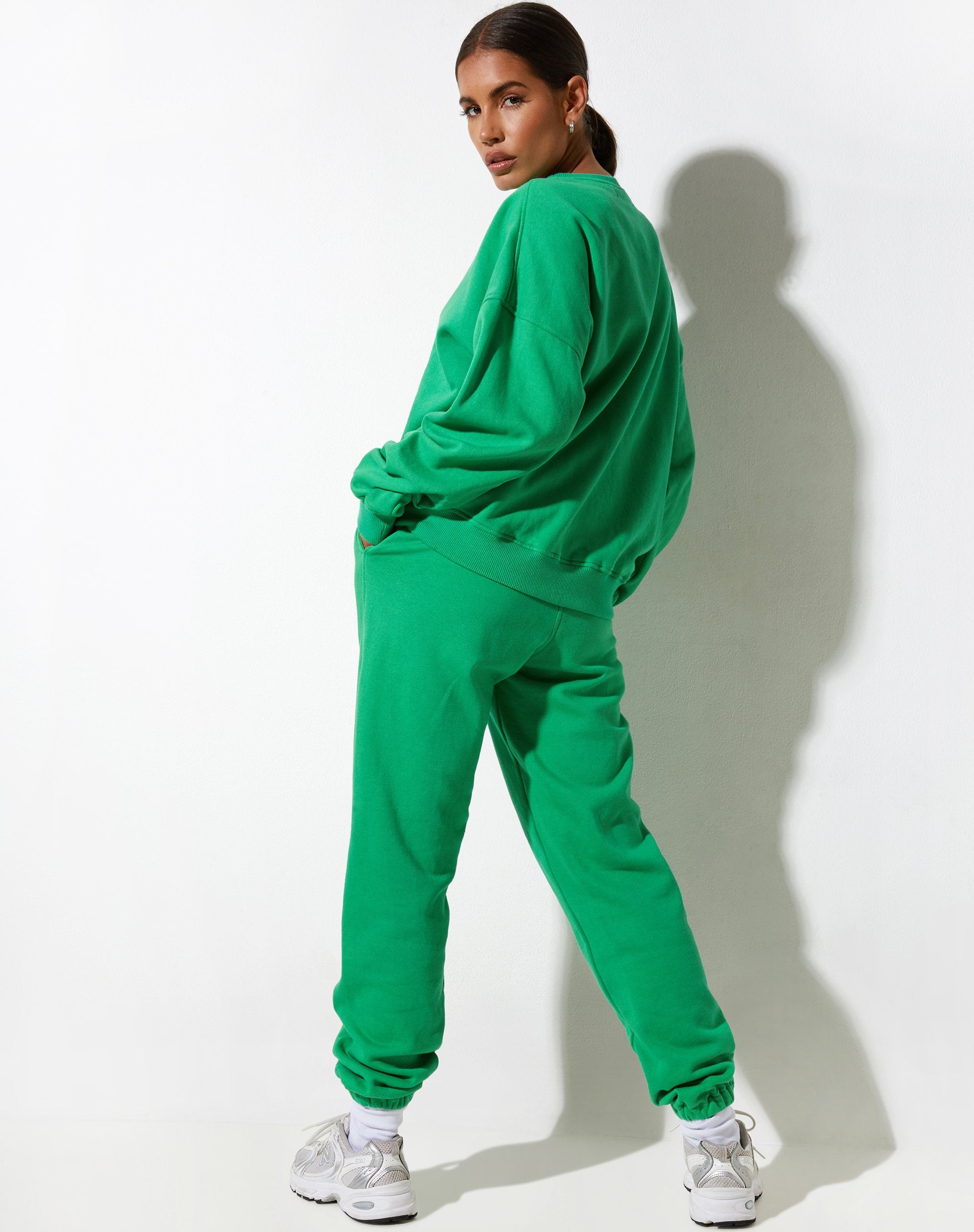 immagine della felpa Ted in Fun Green con ricamo "Live Better