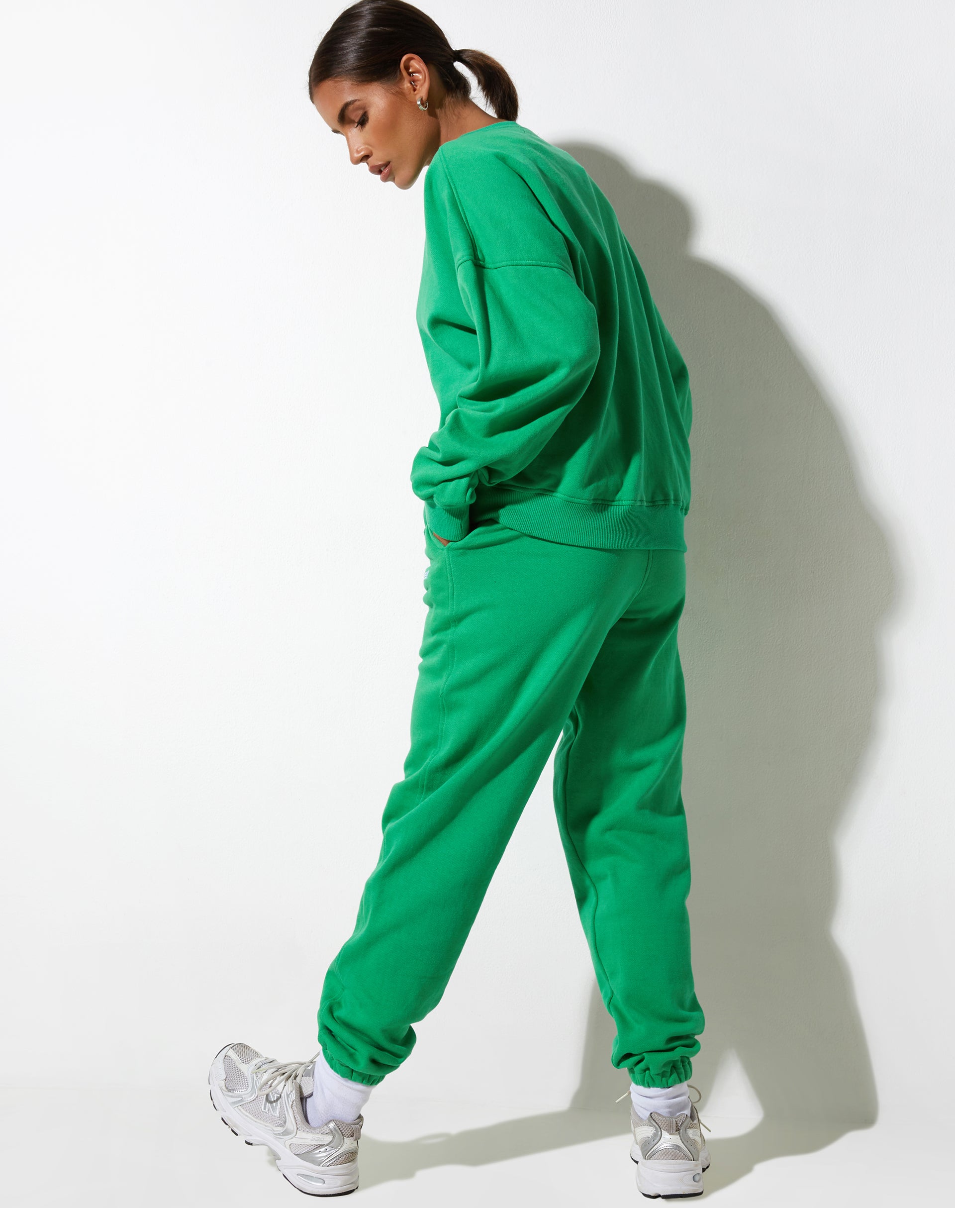 immagine di Basta Jogger in verde divertente con ricamo "Live Better".