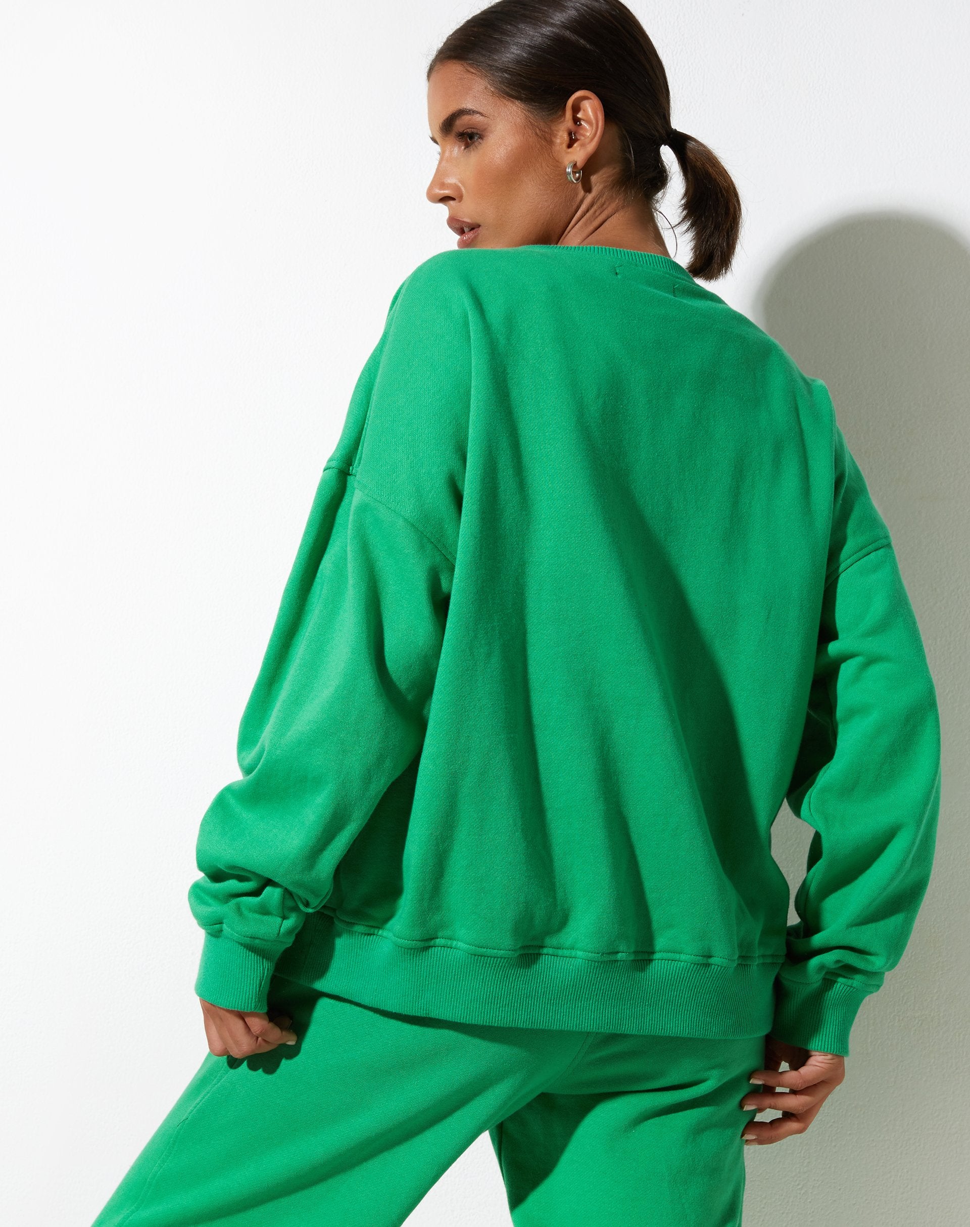 immagine della felpa Ted in Fun Green con ricamo "Live Better