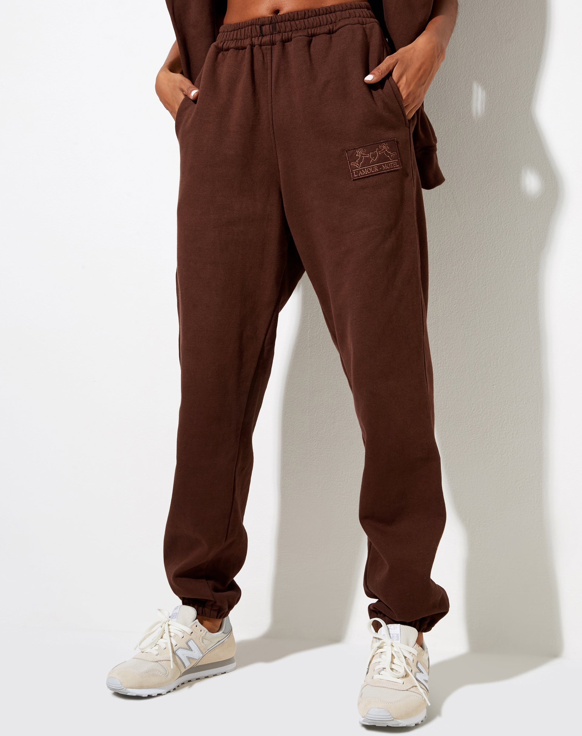 Immagine di Basta Jogger in mogano profondo LAmour Cherub Label Embro