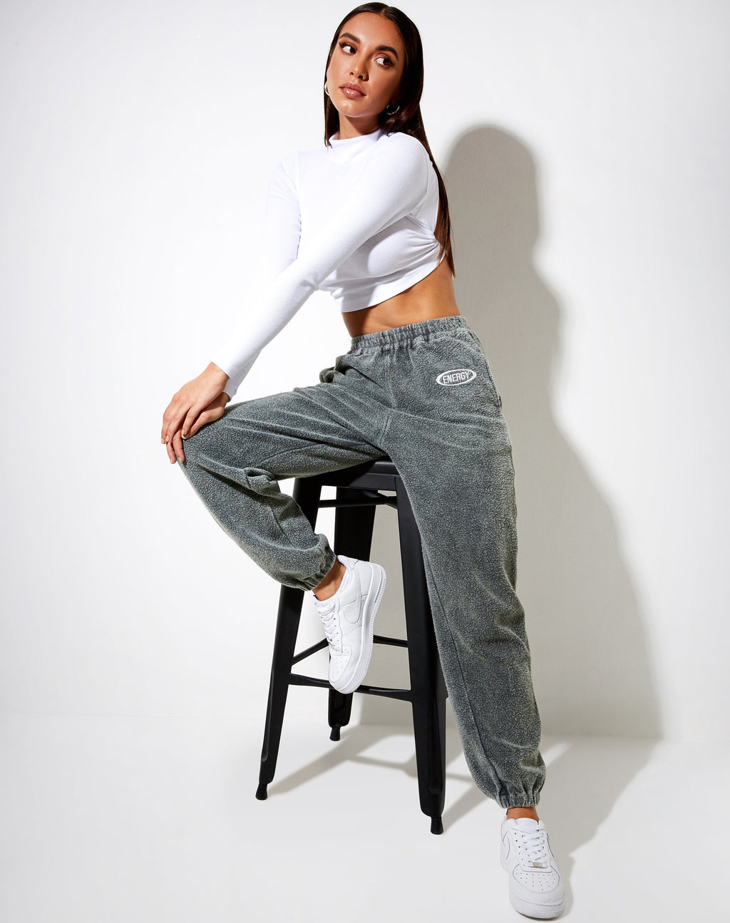 Basta Jogger in grigio ardesia con ricamo "Energy".