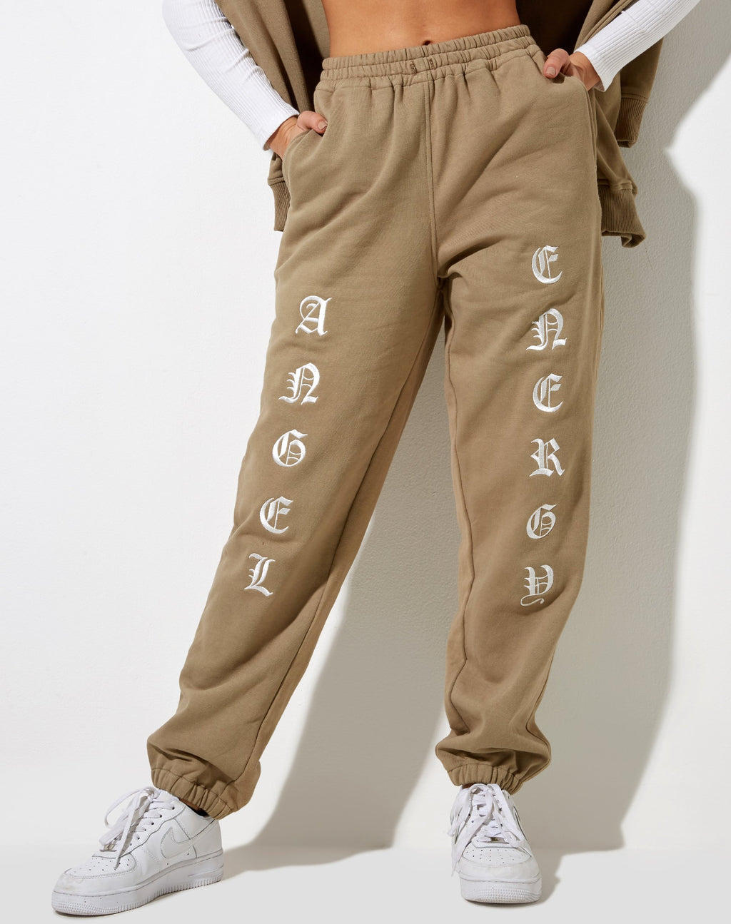 Basta Jogger in Eucalipto con ricamo "Angel Energy".