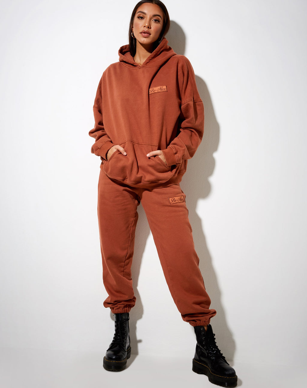 Felpa con cappuccio oversize in mattone bruciato con etichetta 'Be Nice'.