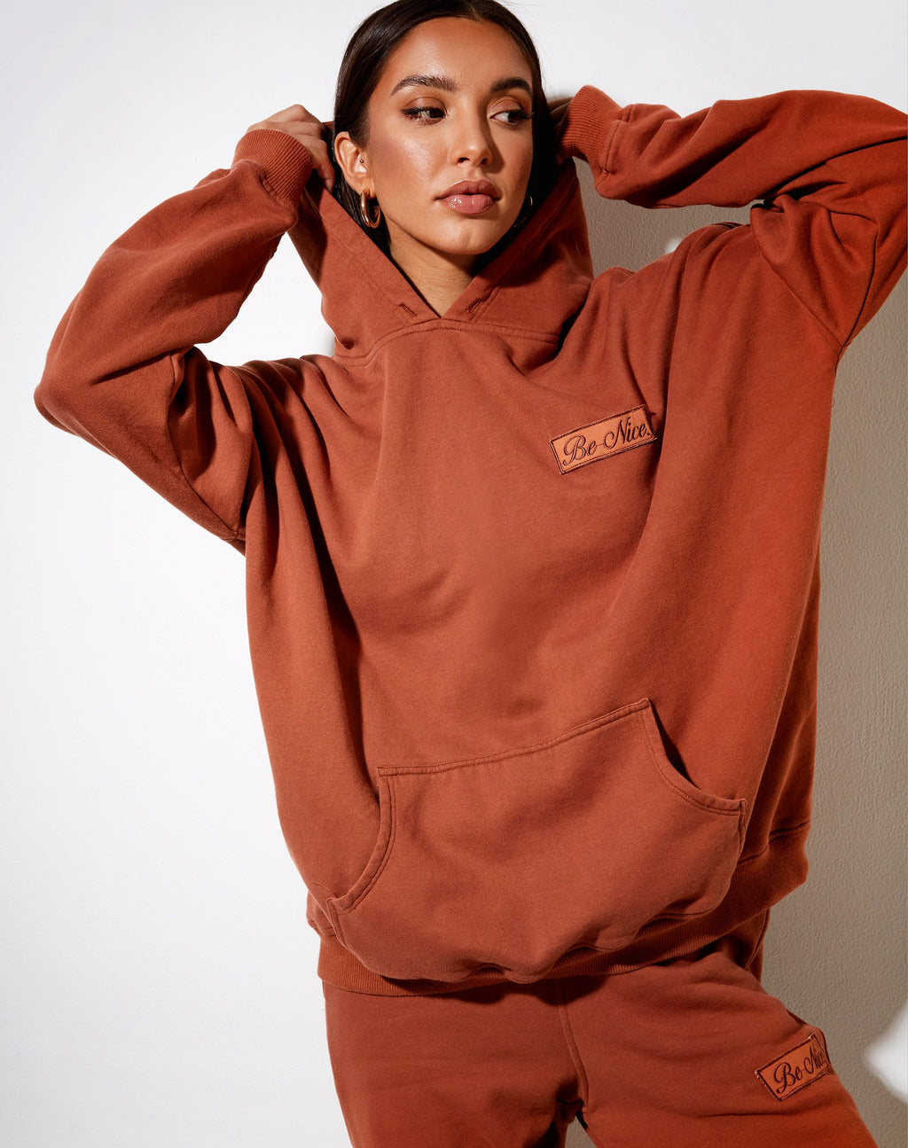 Felpa con cappuccio oversize in mattone bruciato con etichetta 'Be Nice'.