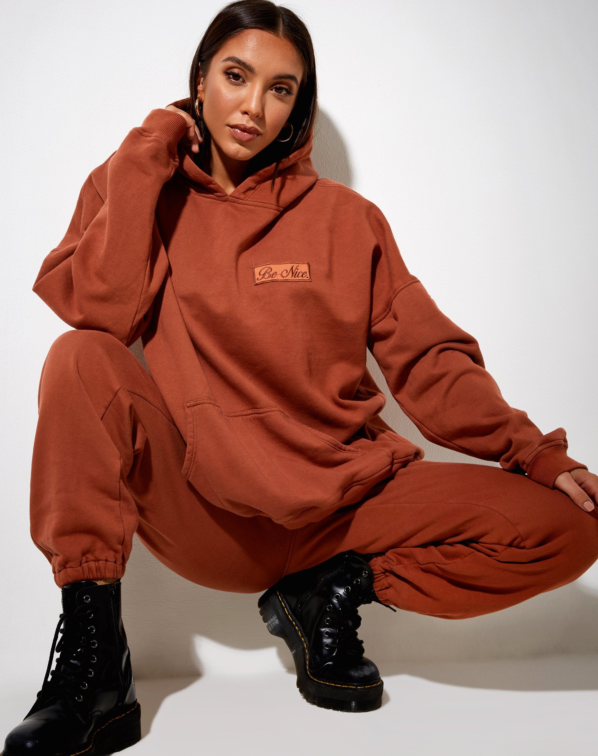 Immagine della felpa con cappuccio oversize in mattone bruciato Be Nice Label Embro