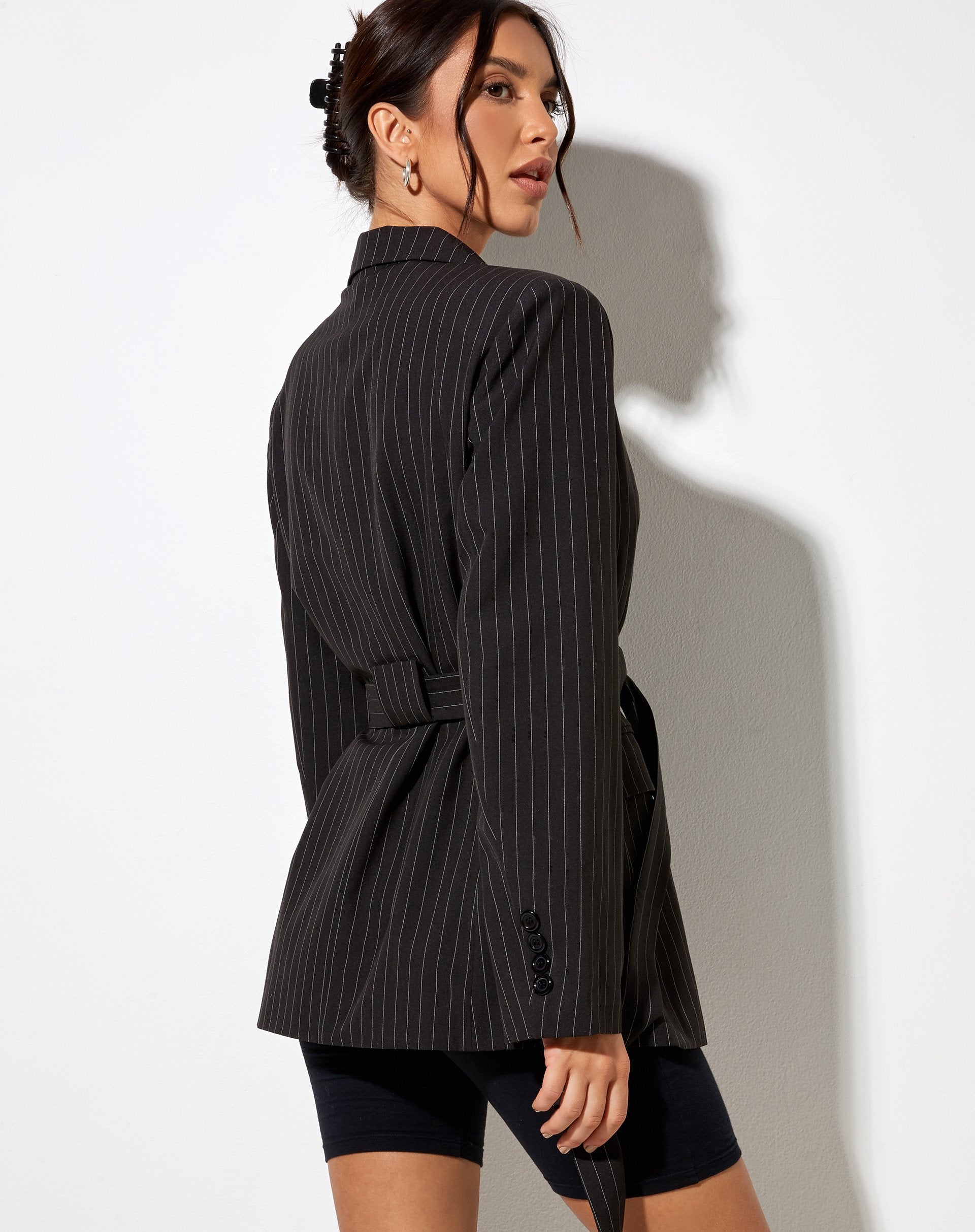 Immagine di Blazer con cintura in gessato nero