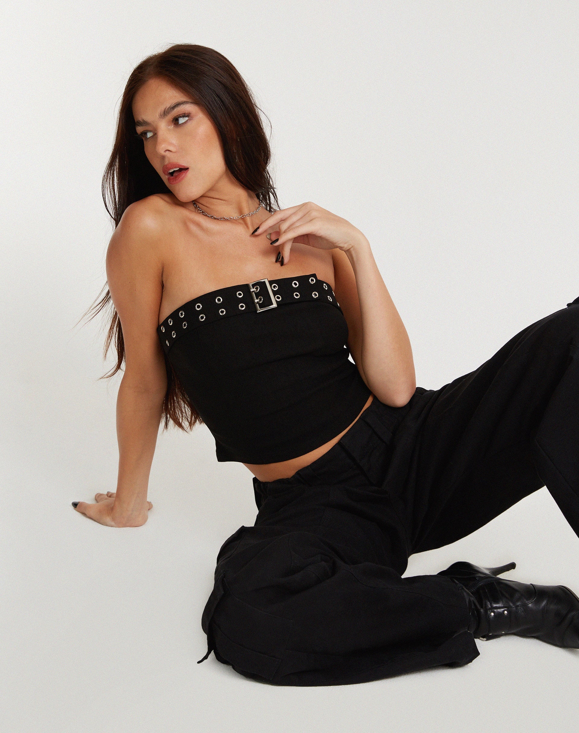 Immagine di Bertha Crop Top senza spalline in nero con occhiello