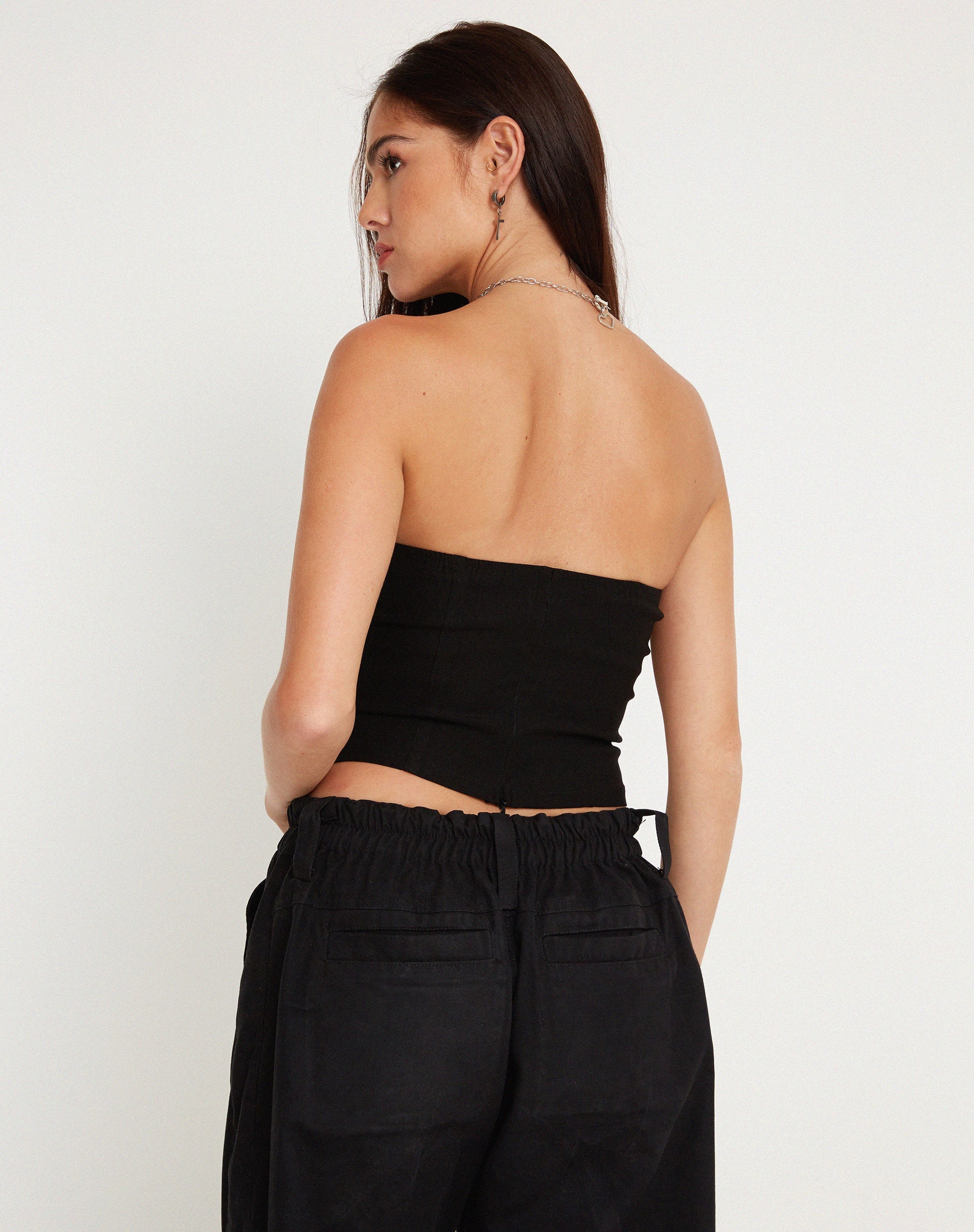 Immagine di Bertha Crop Top senza spalline in nero con occhiello