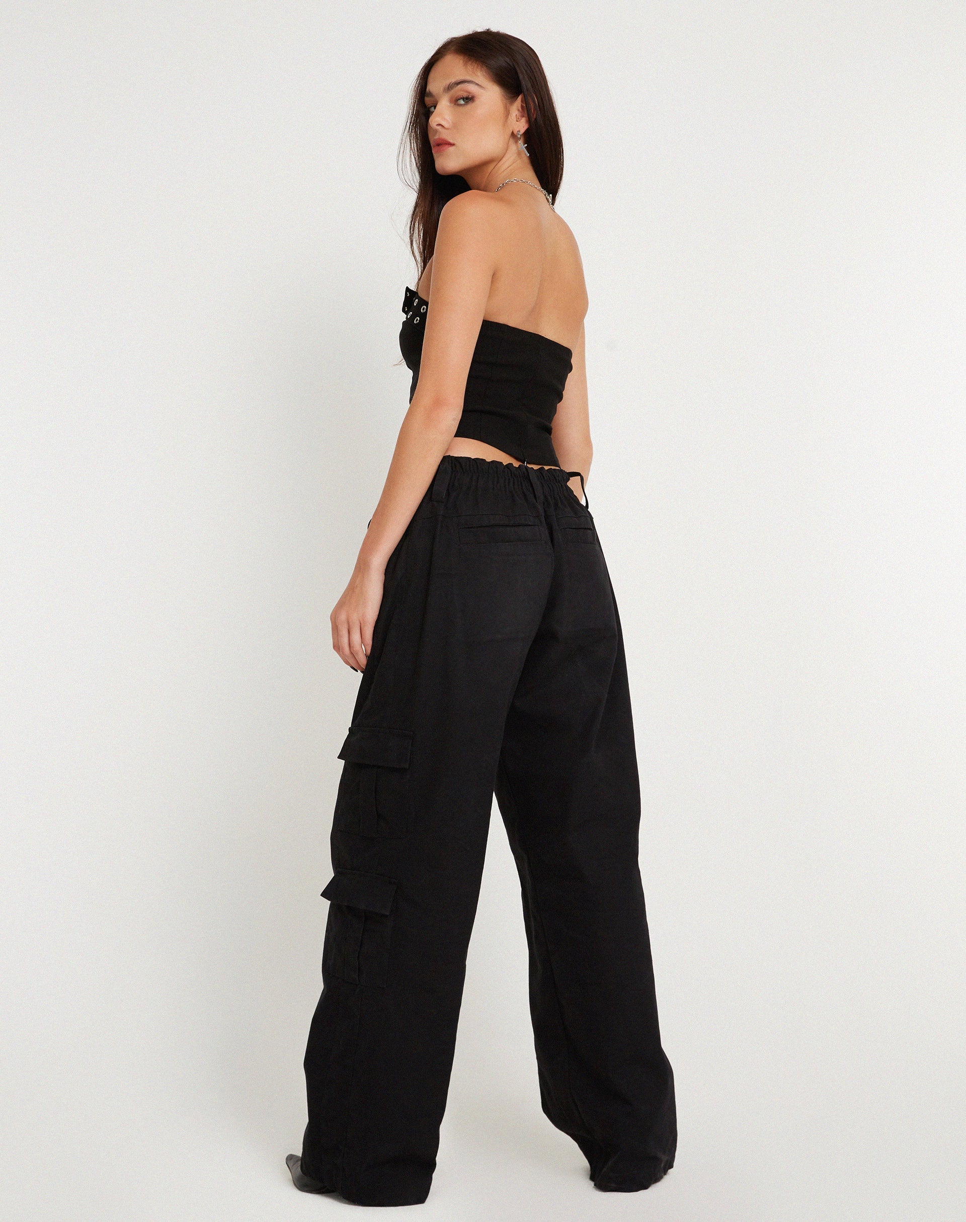 Immagine di Bertha Crop Top senza spalline in nero con occhiello