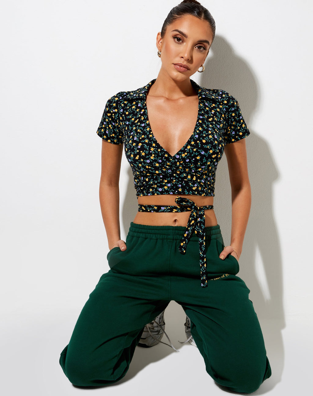 Crop Top Bilar in nero a fiori fluenti