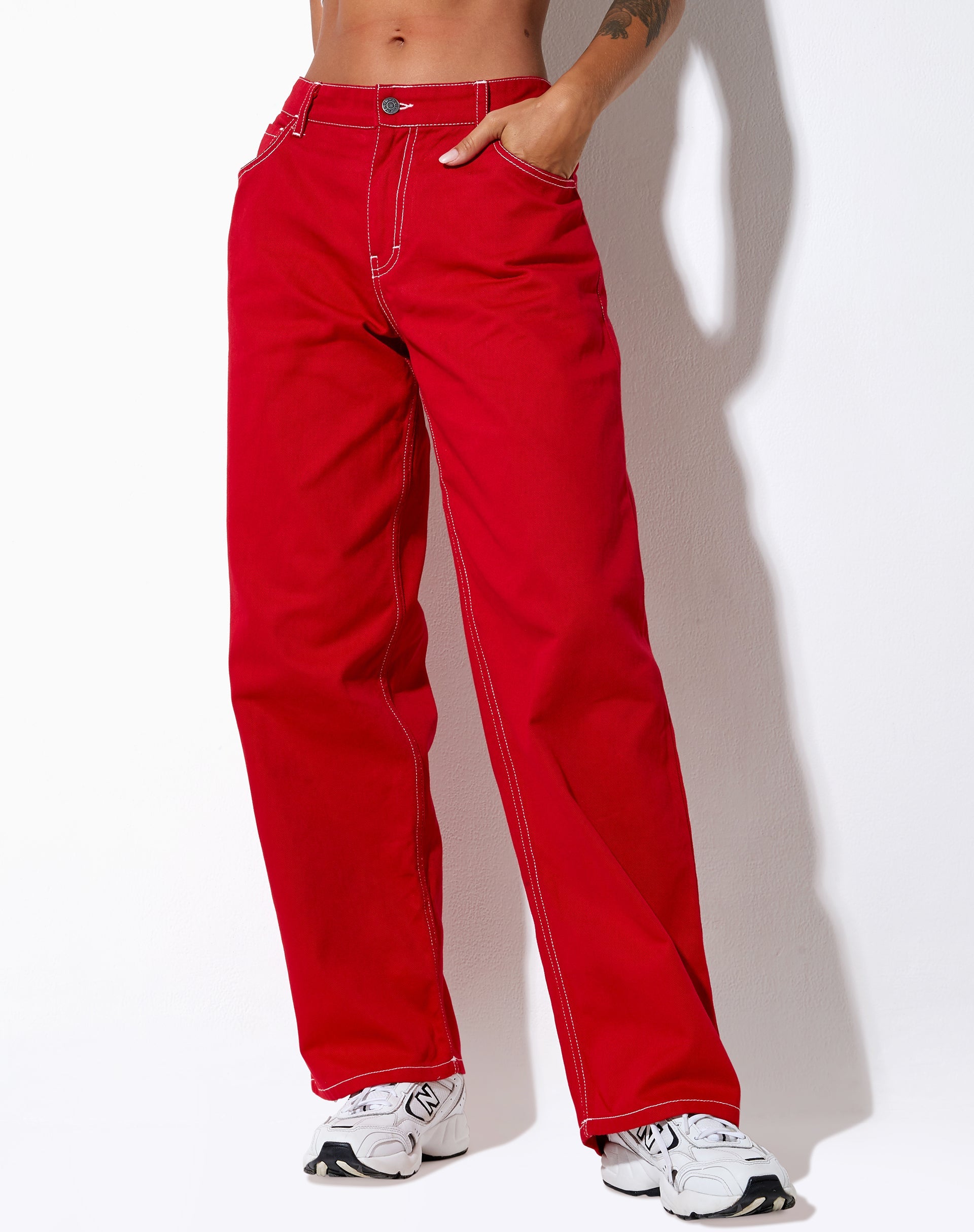 immagine del pantalone Athene in rosso corsa e punto bianco