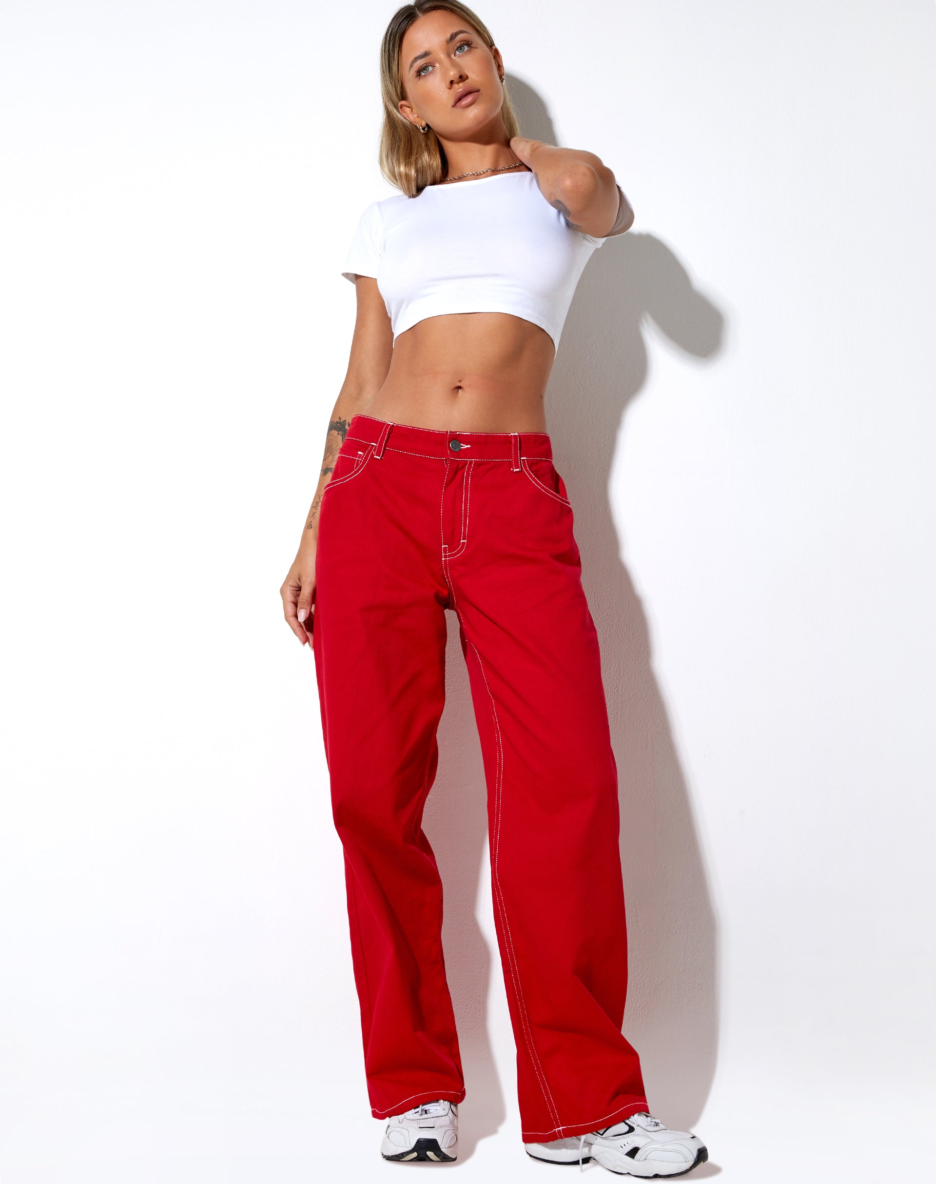 immagine del pantalone Athene in rosso corsa e punto bianco