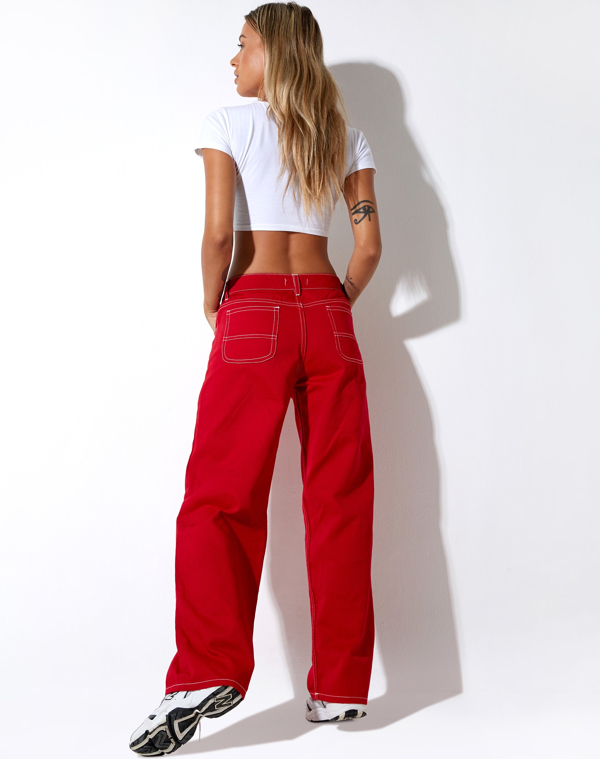 immagine del pantalone Athene in rosso corsa e punto bianco