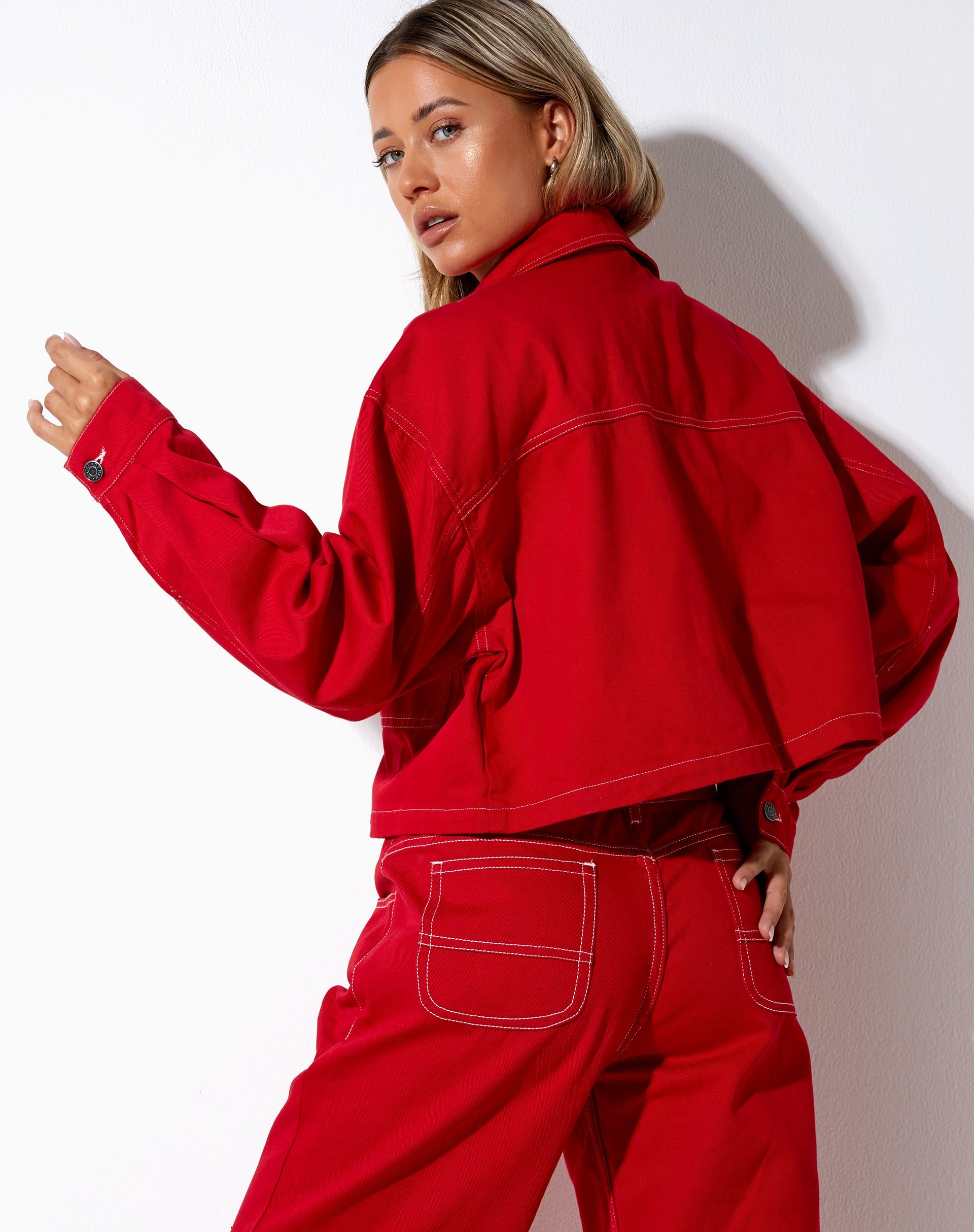immagine della giacca in denim Boxy rosso corsa con cuciture bianche