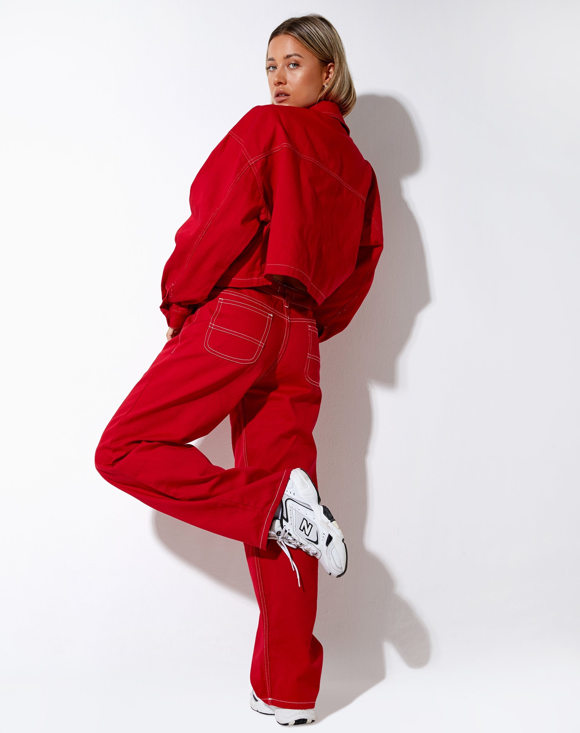 immagine della giacca in denim Boxy rosso corsa con cuciture bianche
