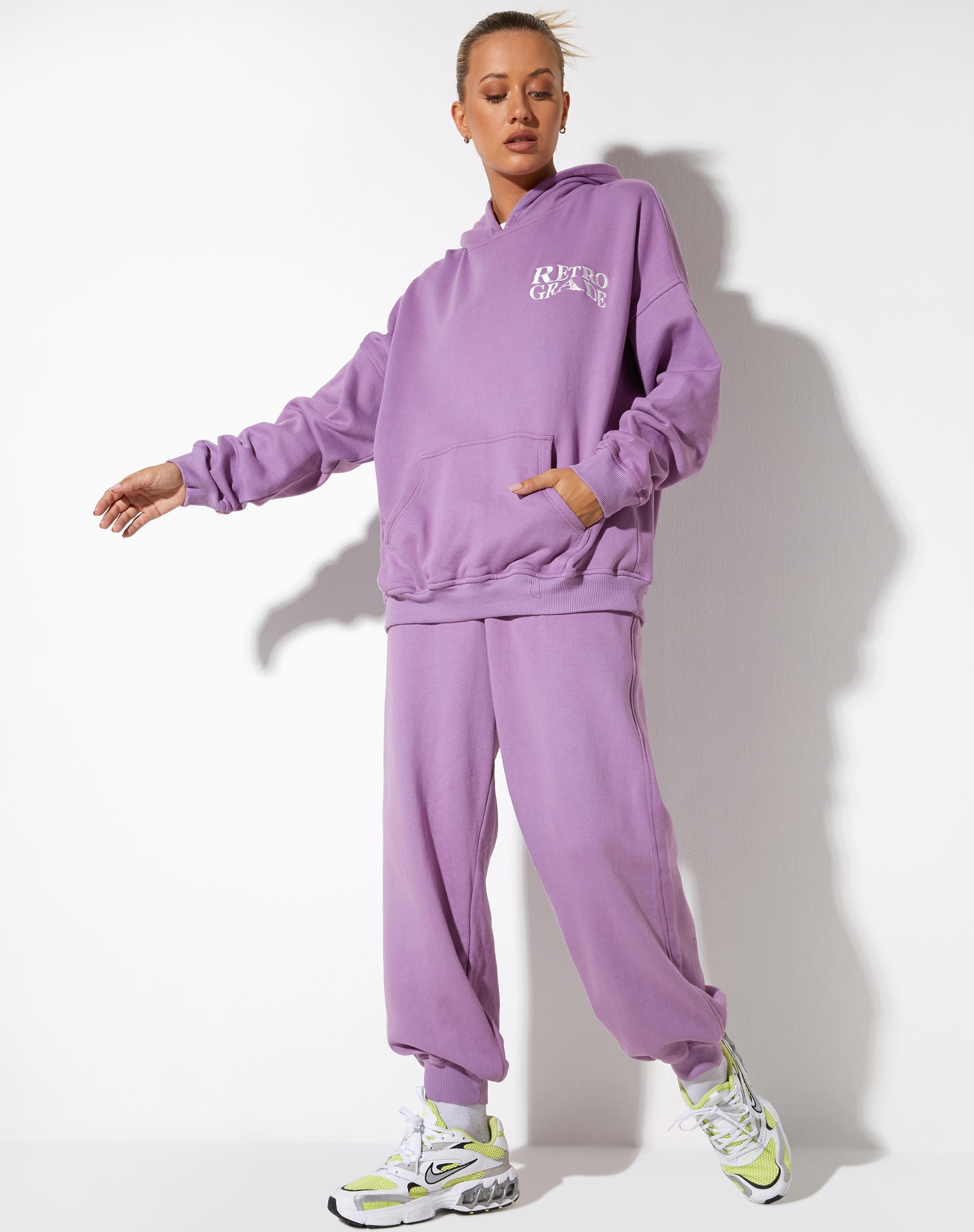 immagine della felpa con cappuccio oversize in lavanda con stampa retrò