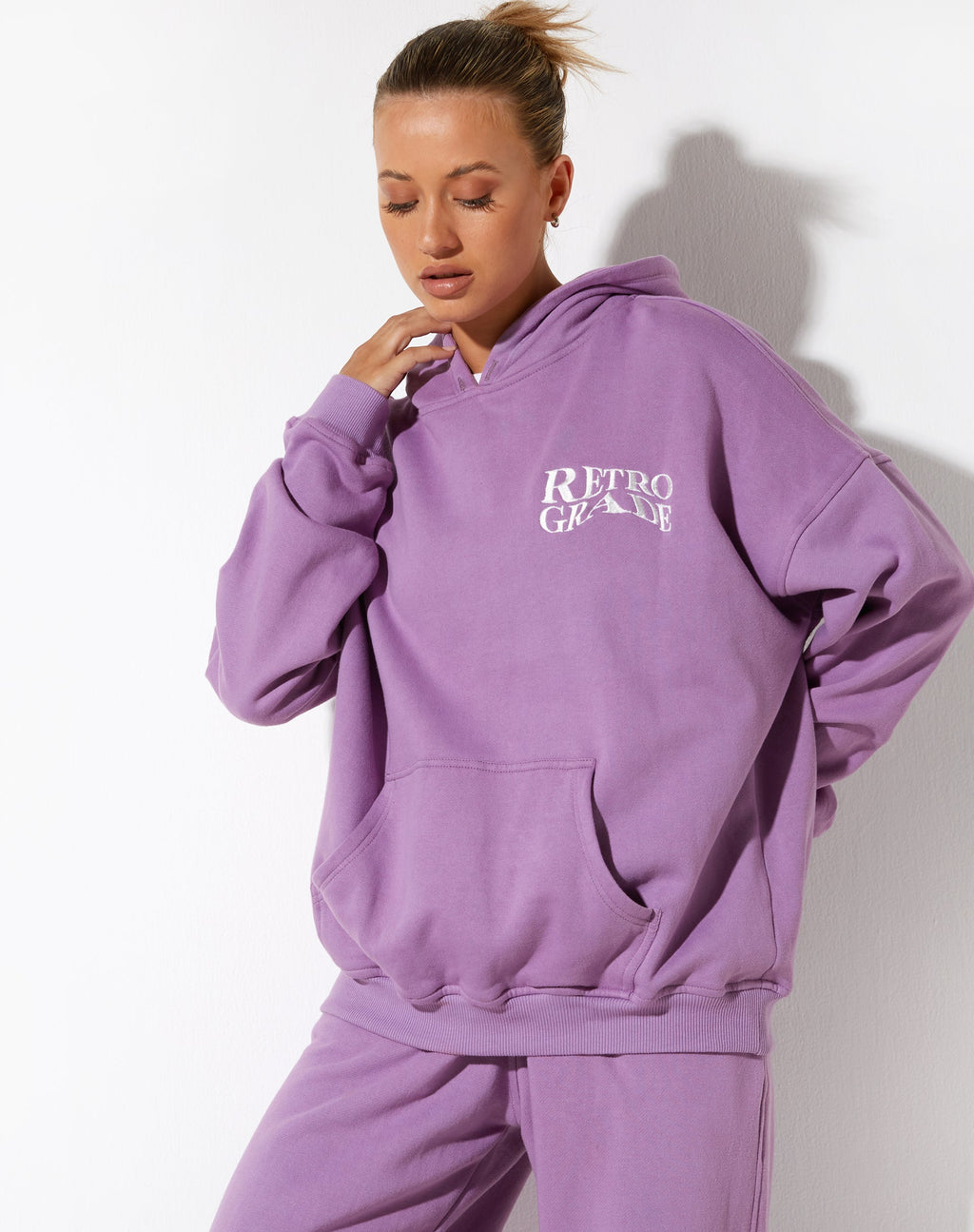 Felpa con cappuccio oversize in lavanda con ricamo retrò