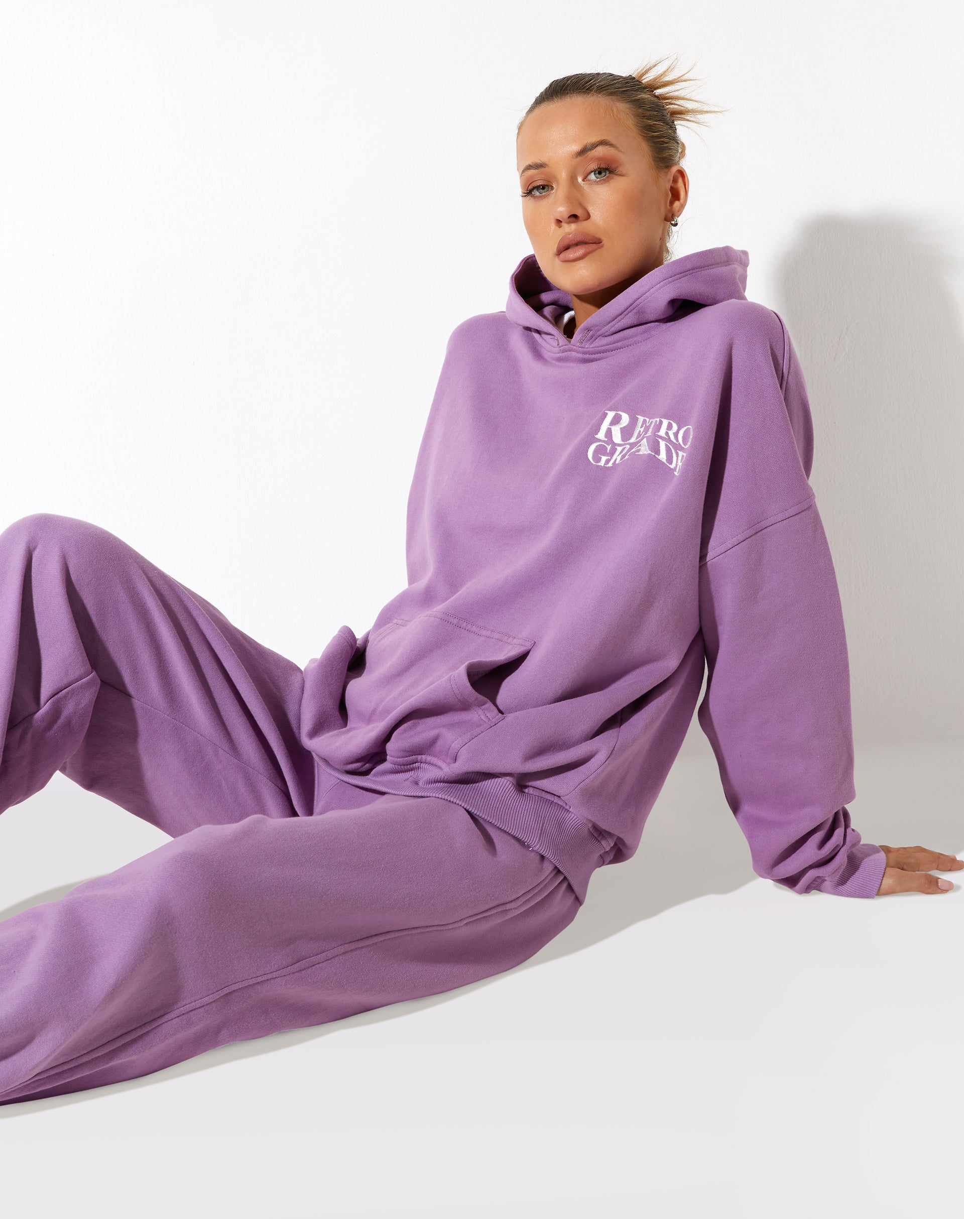 immagine della felpa con cappuccio oversize in lavanda con stampa retrò