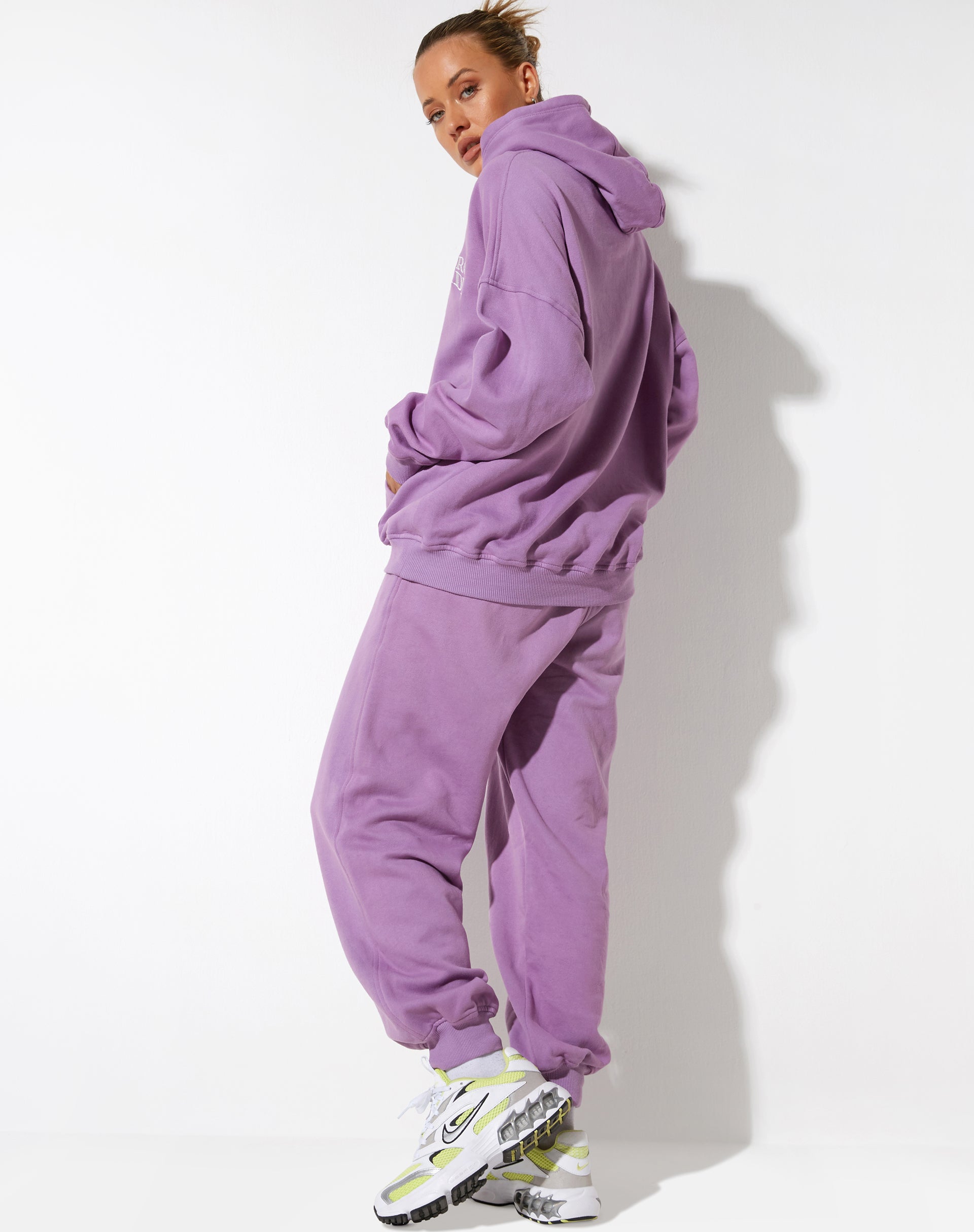 immagine della felpa con cappuccio oversize in lavanda con stampa retrò