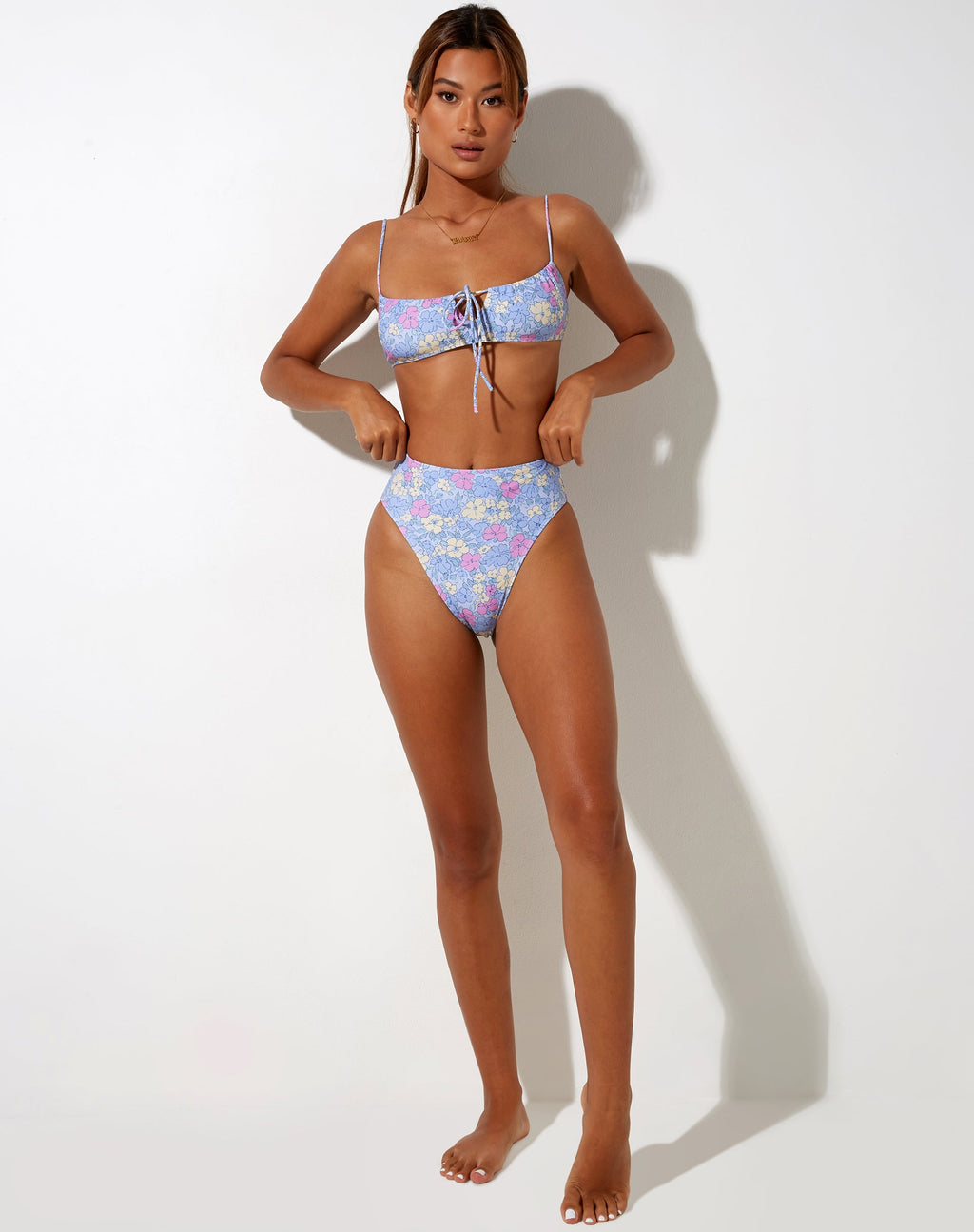 Fondo bikini Carmeson con fiori pastello lavati