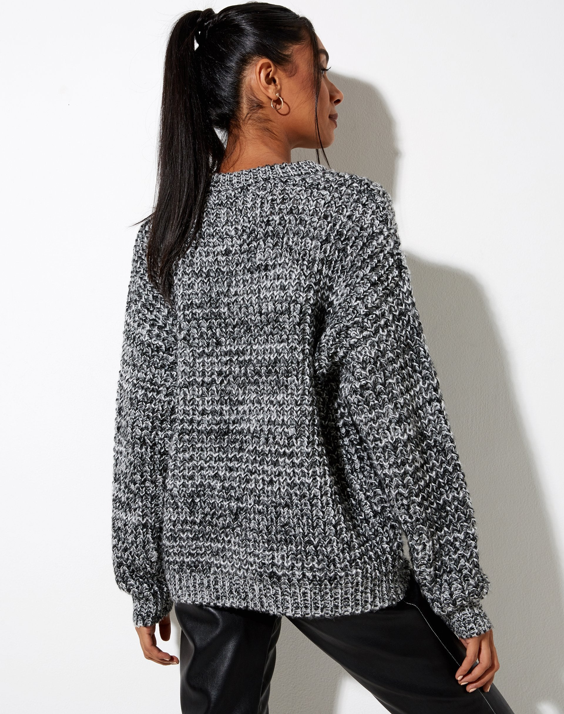 Immagine di Caribou Jumper in maglia a maglia grossa nera, grigia e bianca
