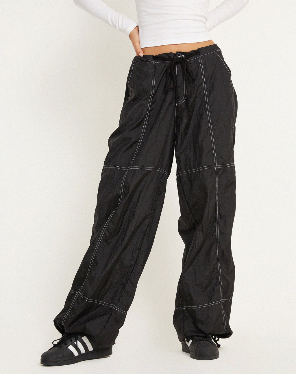 Pantaloni a vita bassa Phil in nero con impunture bianche