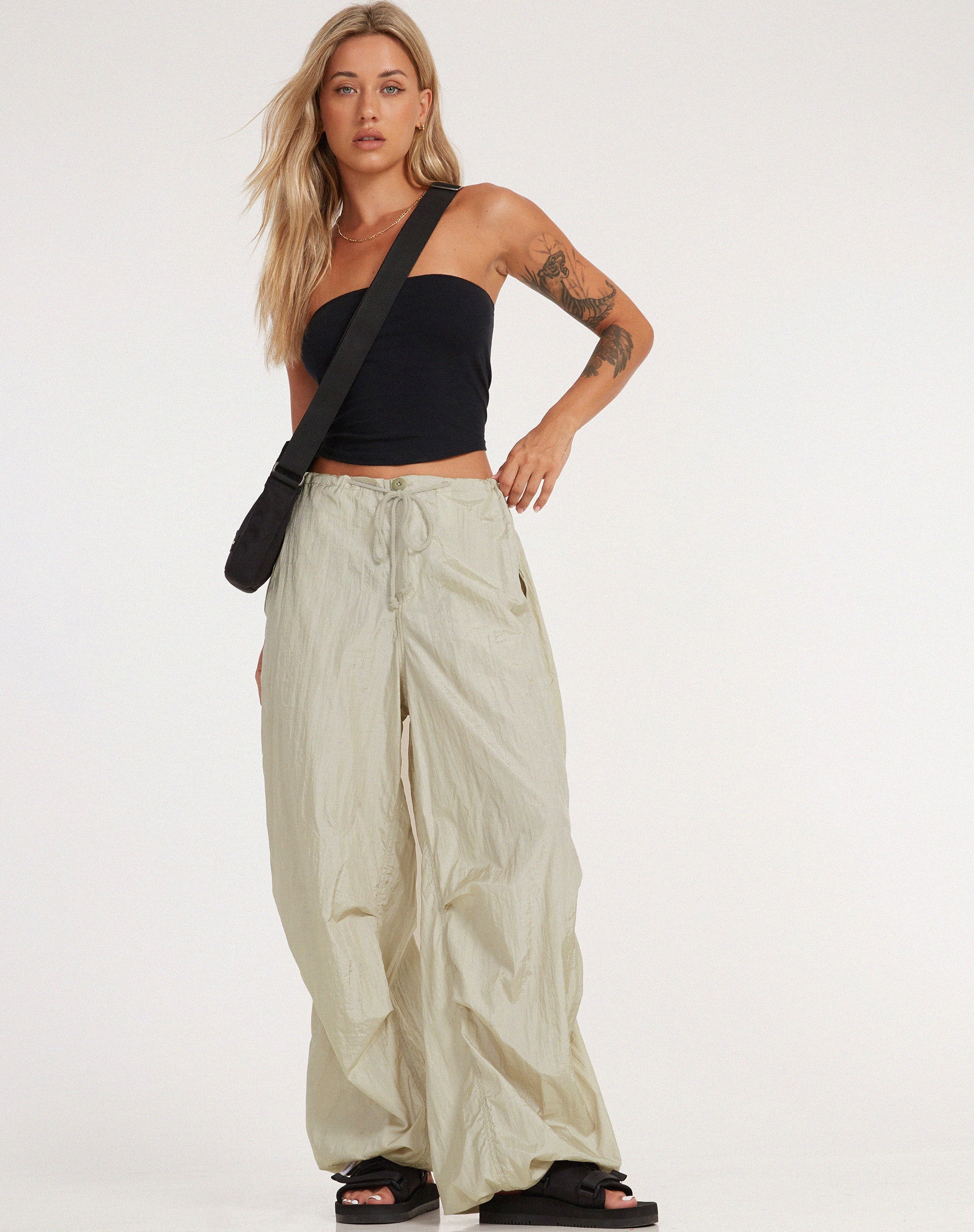 Immagine del pantalone Chute in latte di mandorla Parachute