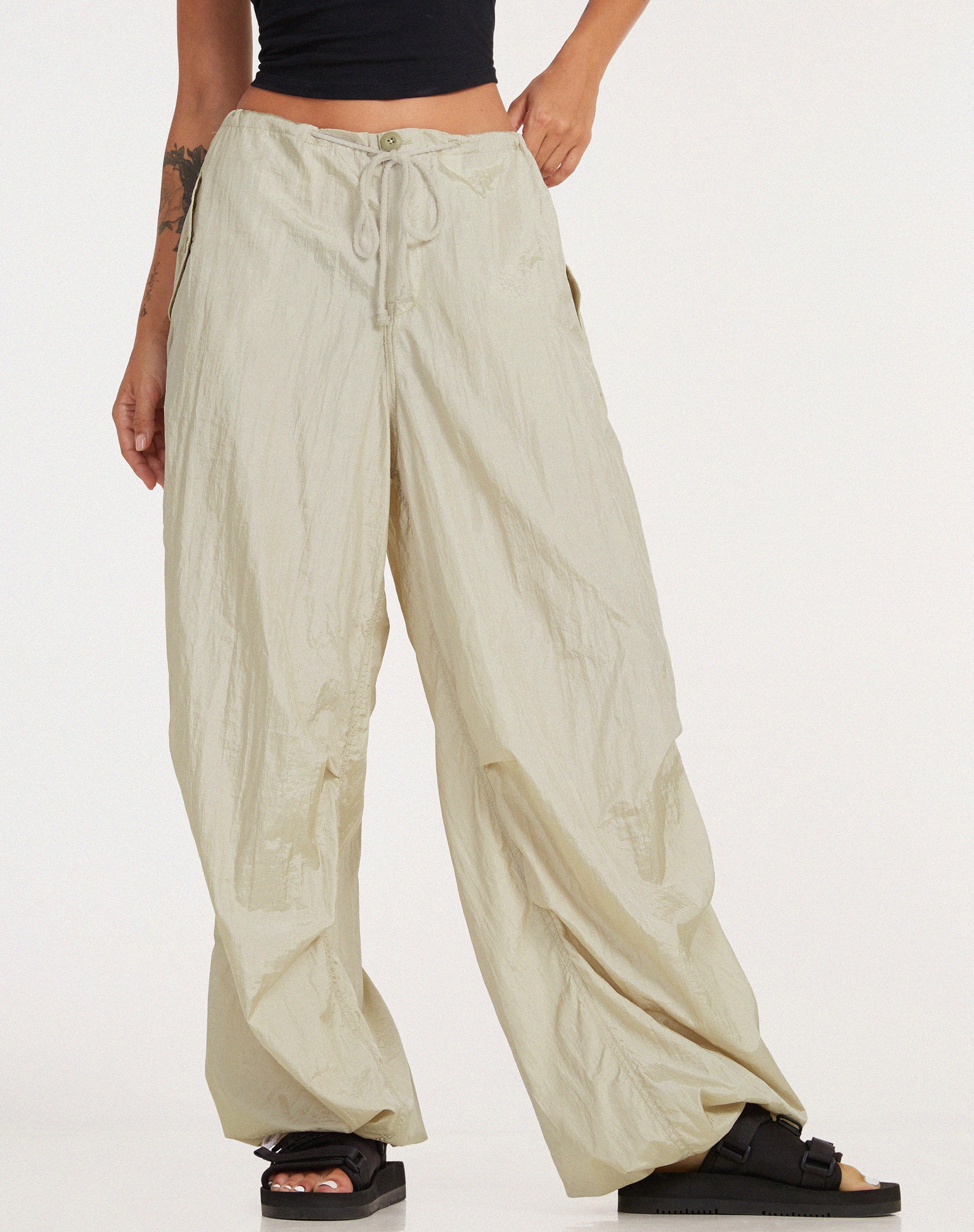 Immagine del pantalone Chute in latte di mandorla Parachute