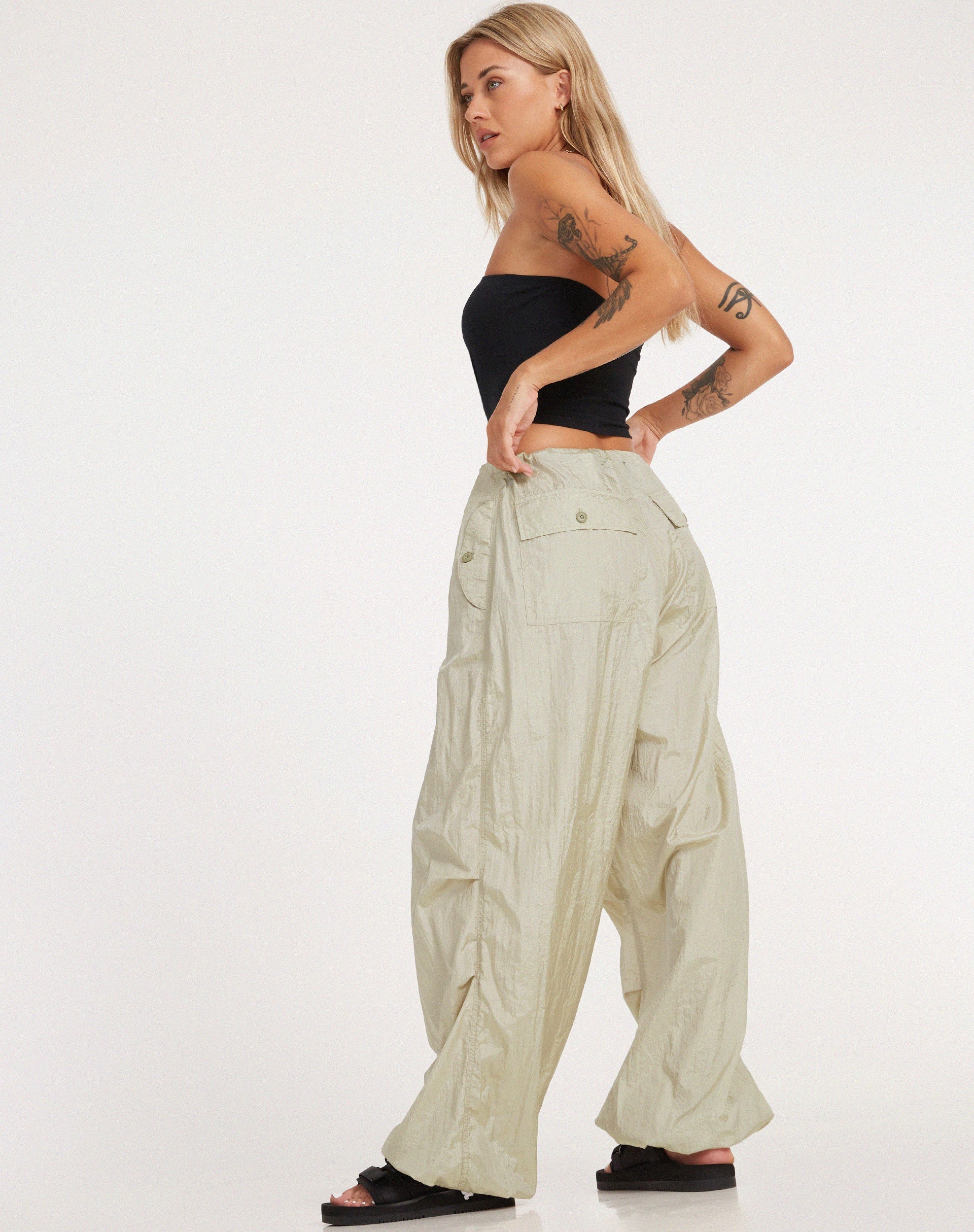 Immagine del pantalone Chute in latte di mandorla Parachute