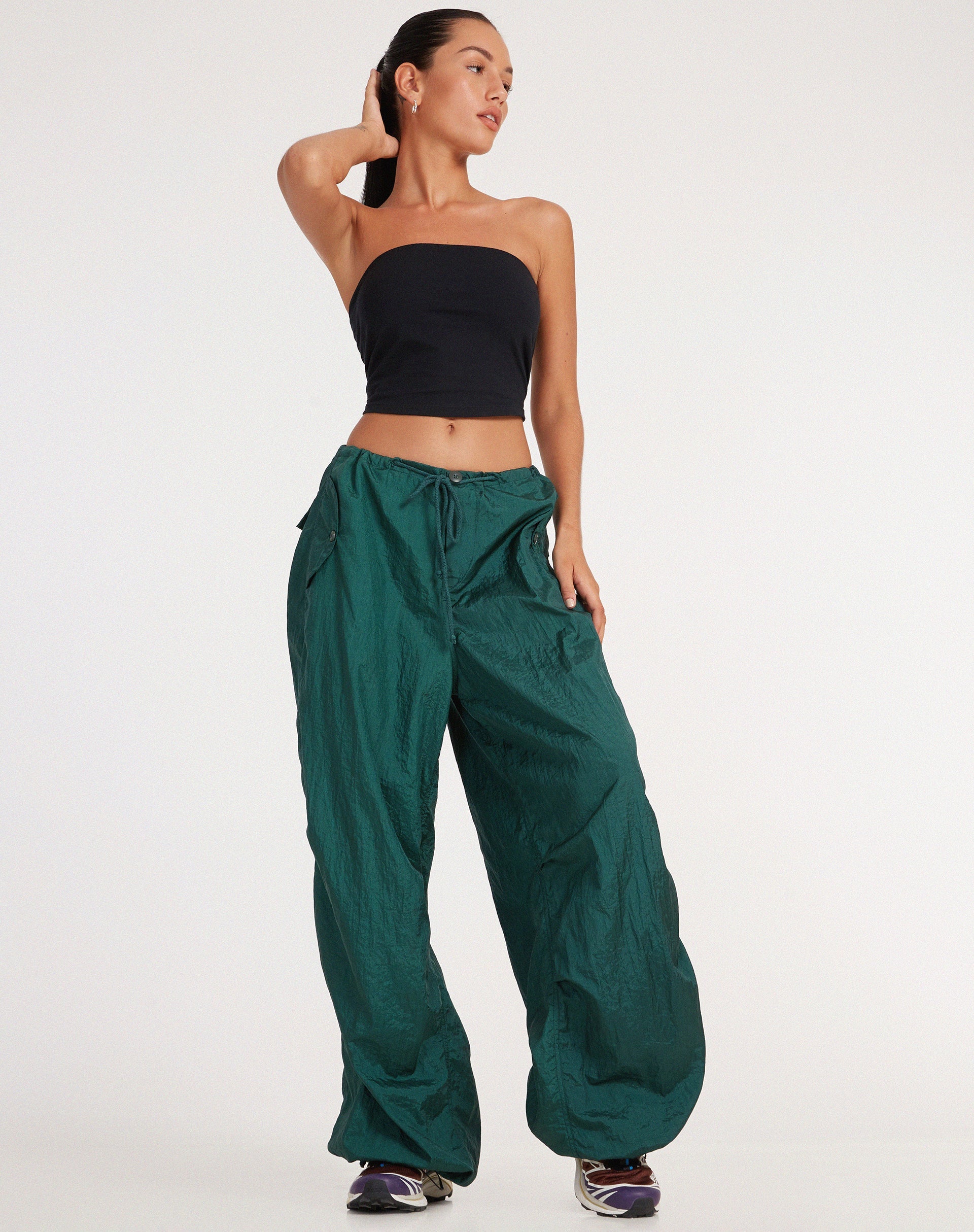 immagine dei pantaloni Chute in verde bottiglia