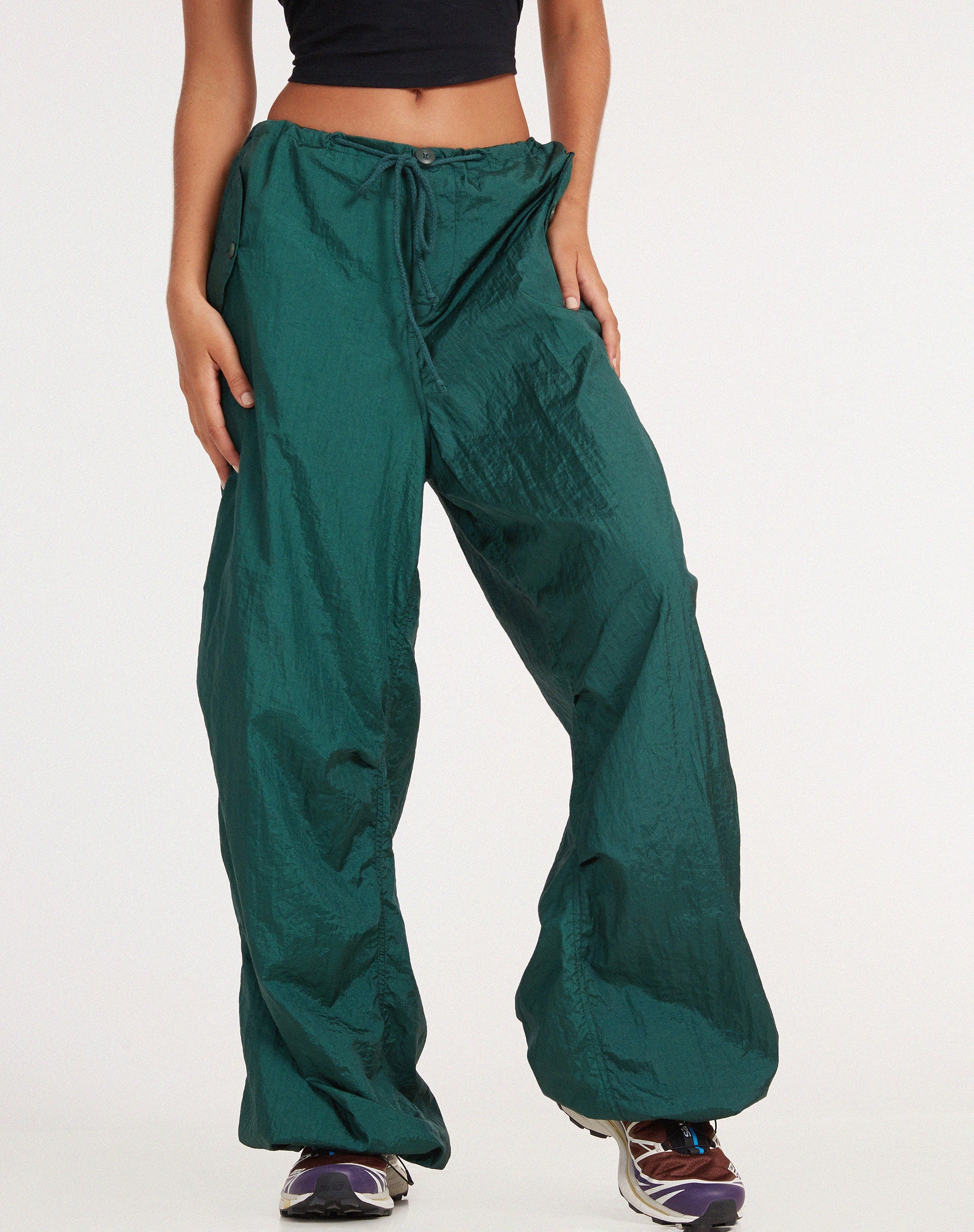 immagine dei pantaloni Chute in verde bottiglia