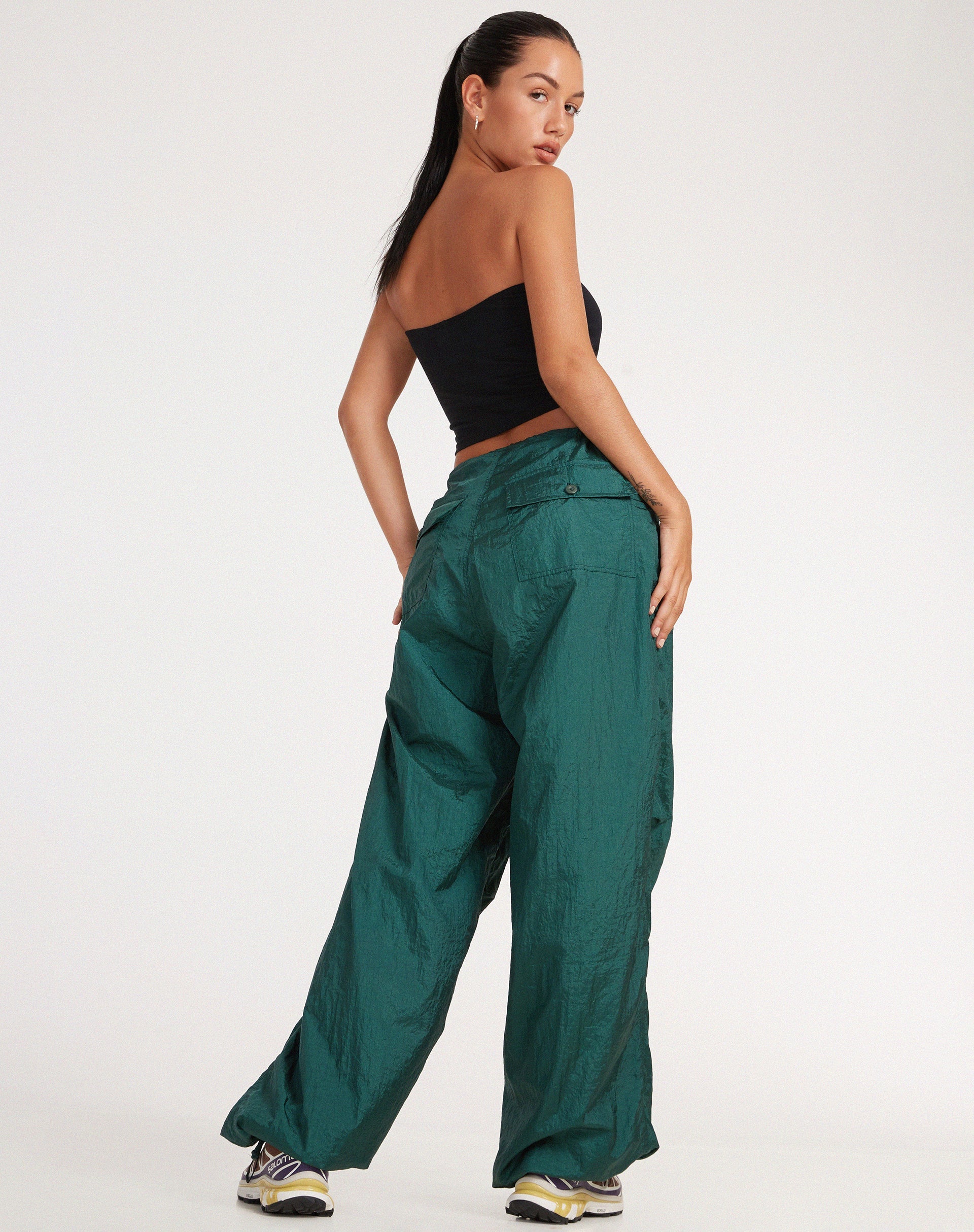 immagine dei pantaloni Chute in verde bottiglia