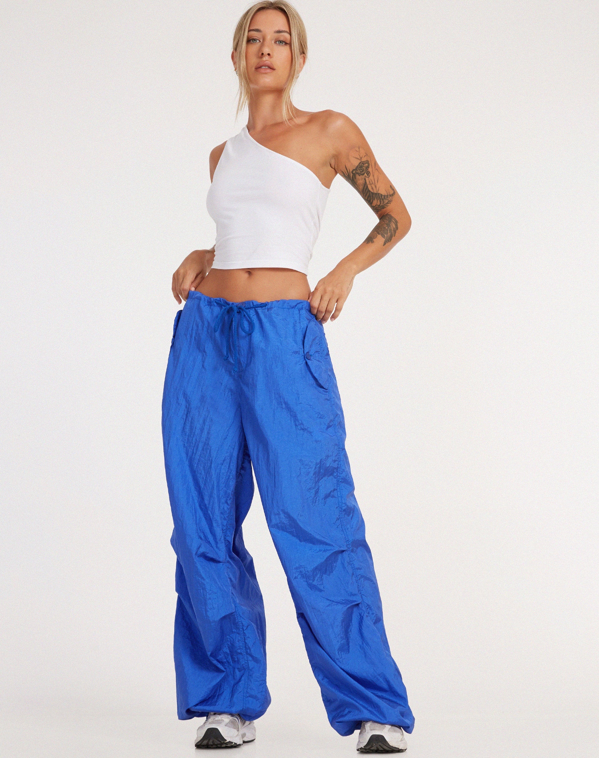 immagine dei pantaloni Chute in blu cobalto