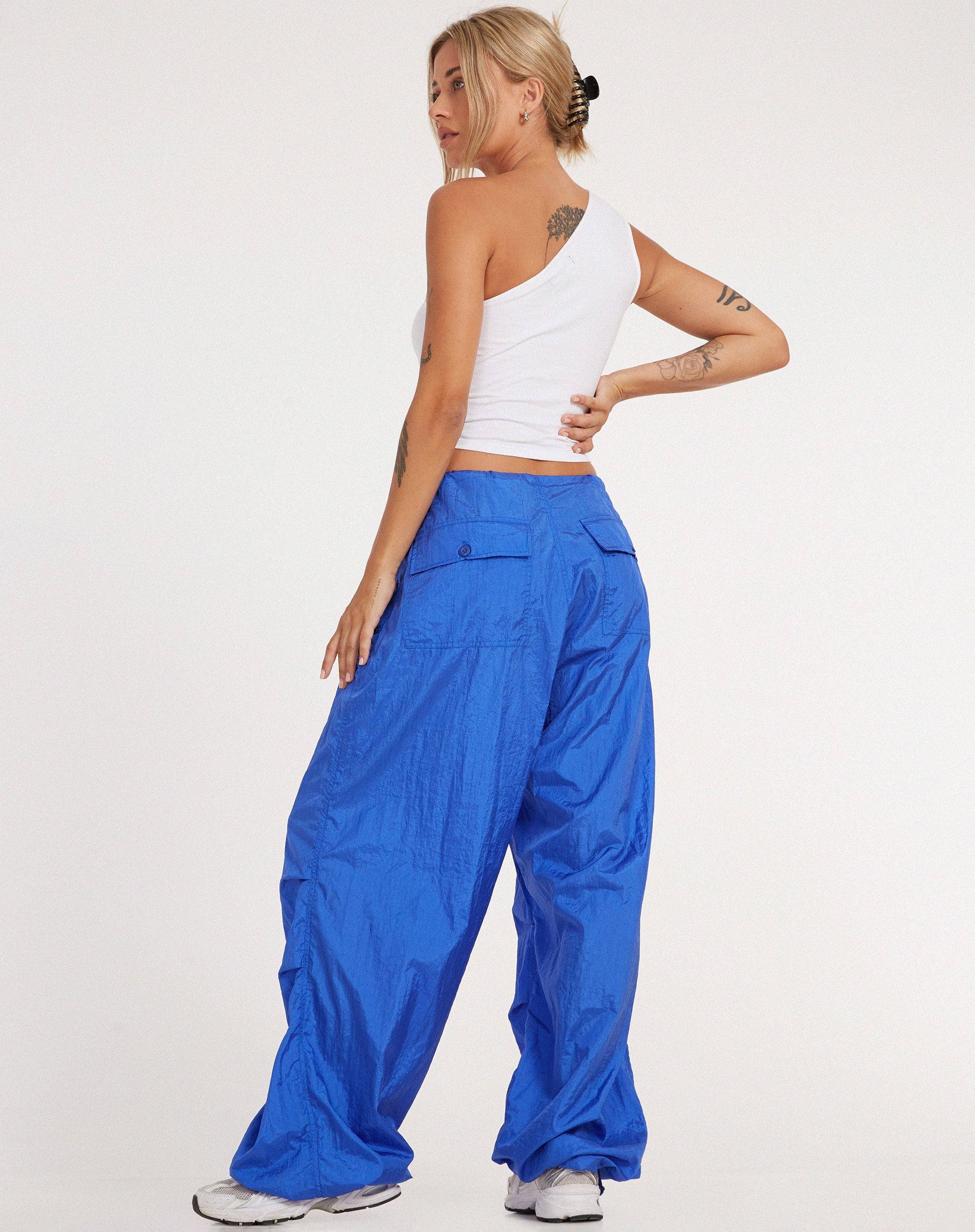 immagine dei pantaloni Chute in blu cobalto