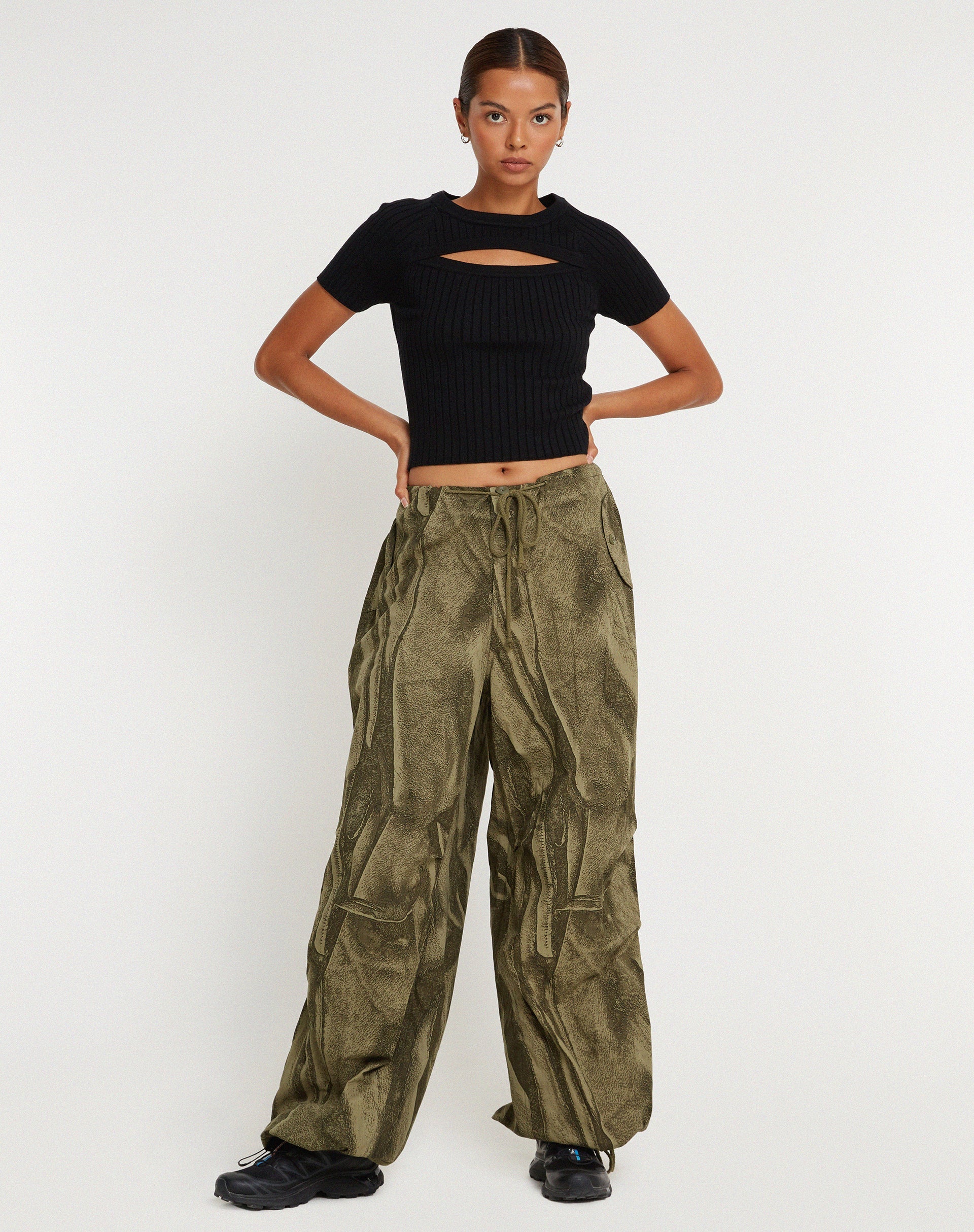 immagine del pantalone Chute con piega distopica Khaki
