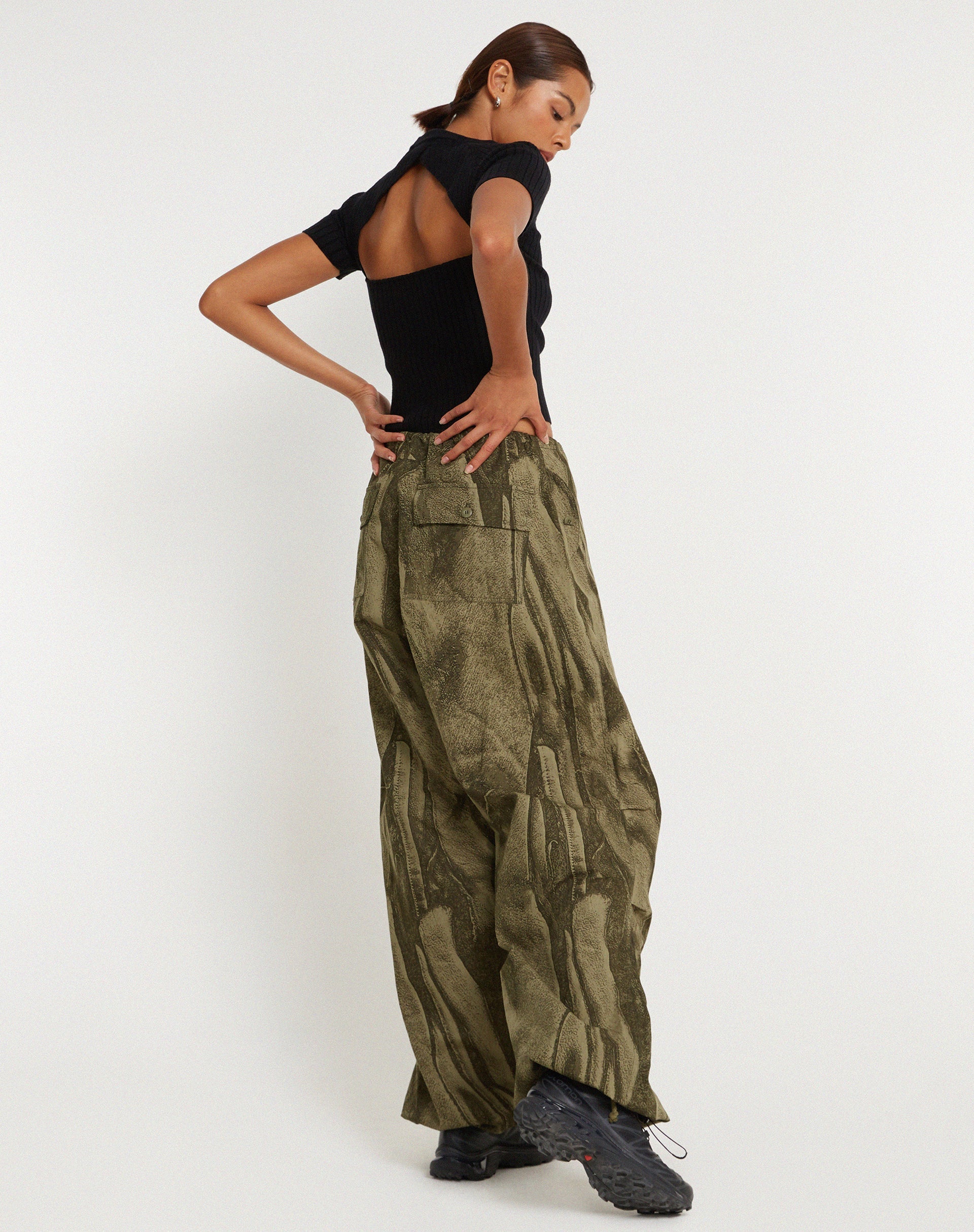 immagine del pantalone Chute con piega distopica Khaki